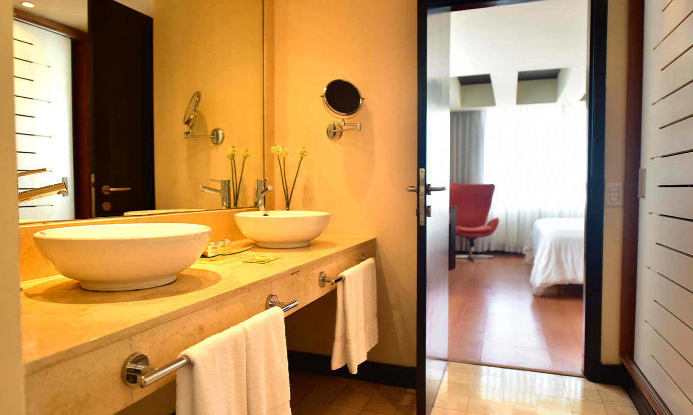 Die Präsidentensuite im Pestana Caracas hat ein Bad mit zwei Waschbecken, Spiegel und Vergrößerungsspiegel