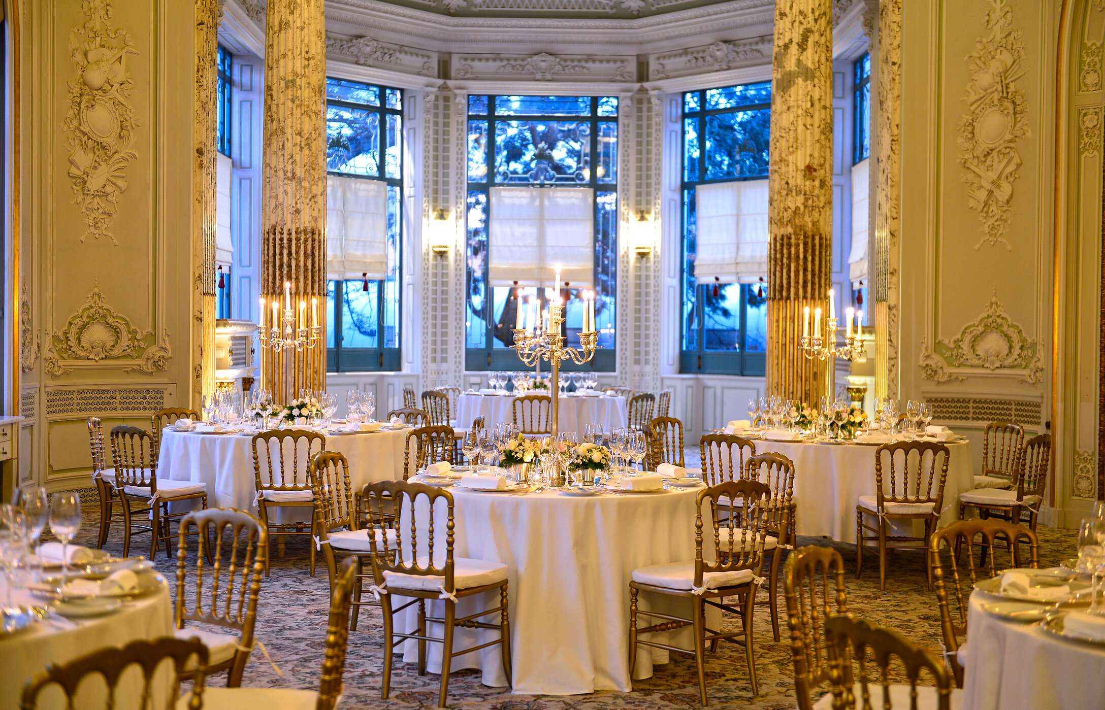 Feiern Sie Ihren besonderen Anlass im Pestana Hotel Group, in eleganten Räumen mit Tischen und Kronleuchtern