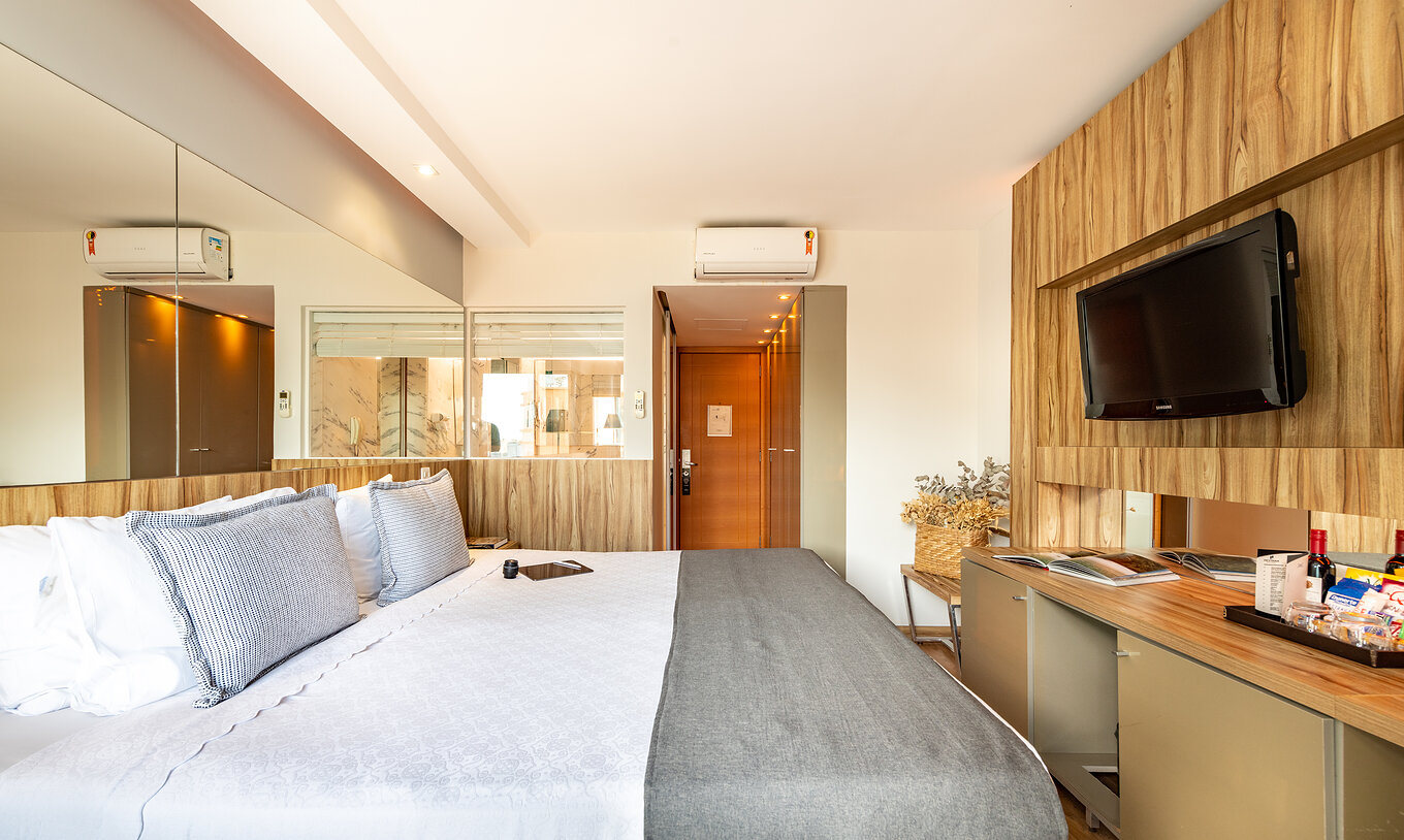 The Queen Standard of Pestana Rio Atlântica has a double bed, mirror on the headboard, and a television in front