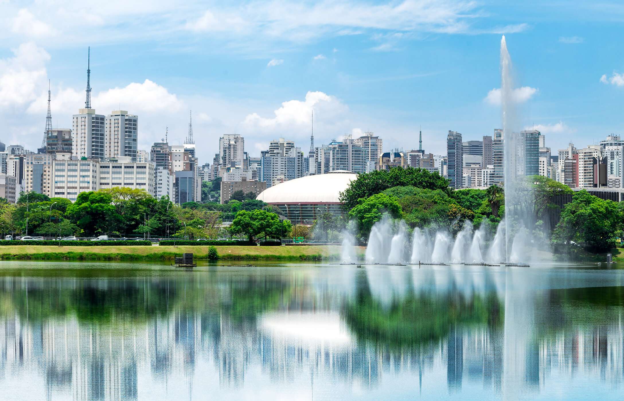 Lake with fountain in Ibirapuera Park, in central São Paulo, with green spaces around