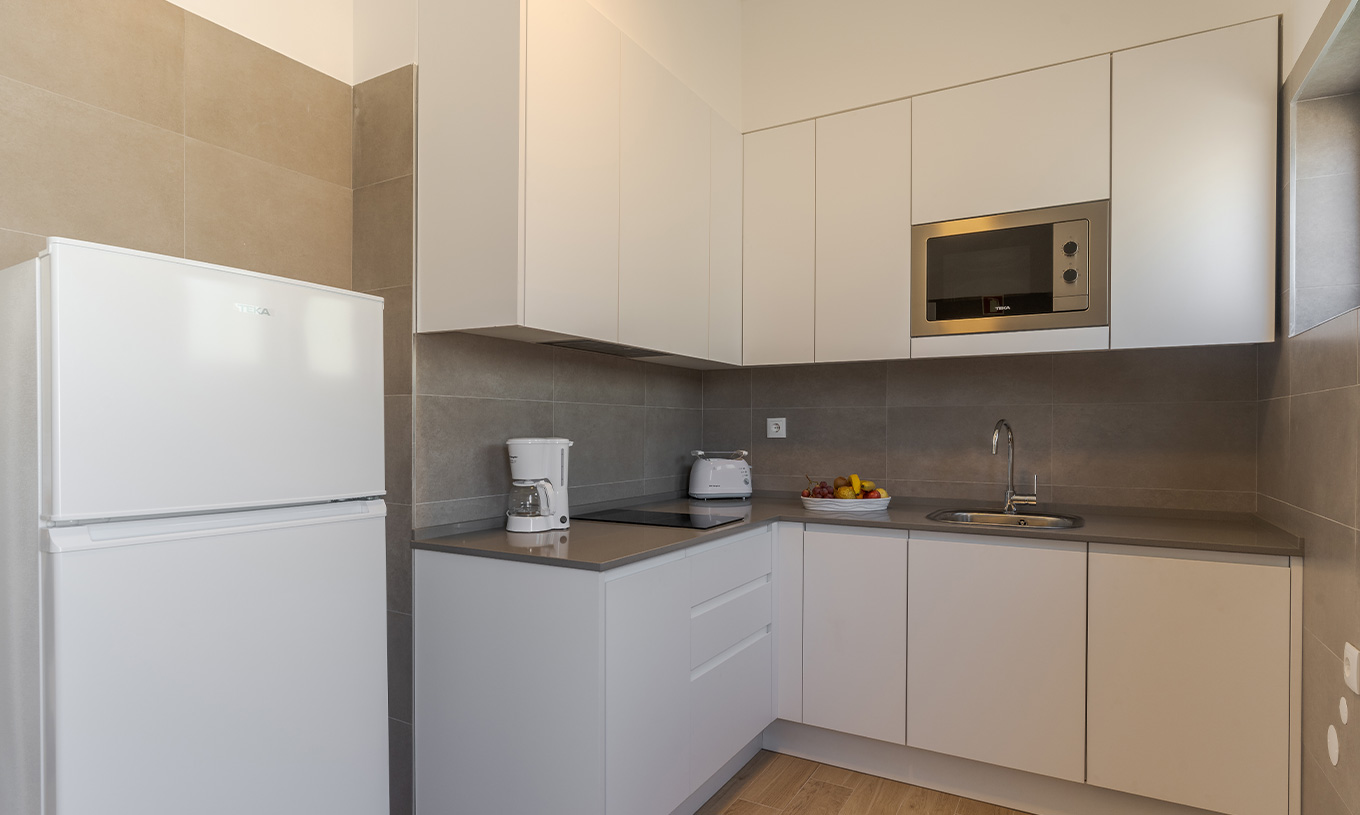 The 3 Bedroom Premium Sea View Villa at Pestana Alvor Beach Villas has a kitchen with a stove and toaster