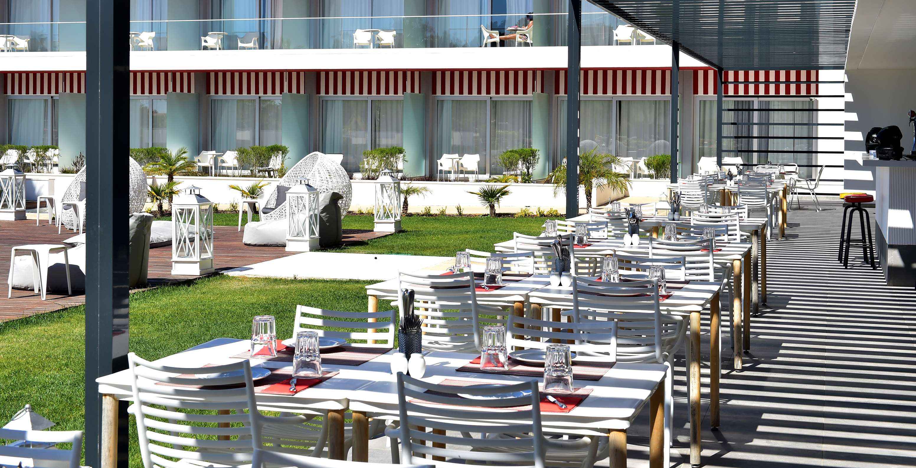 At Pestana Alvor South Beach, enjoy delicious juices and snacks on the terrace overlooking the pool