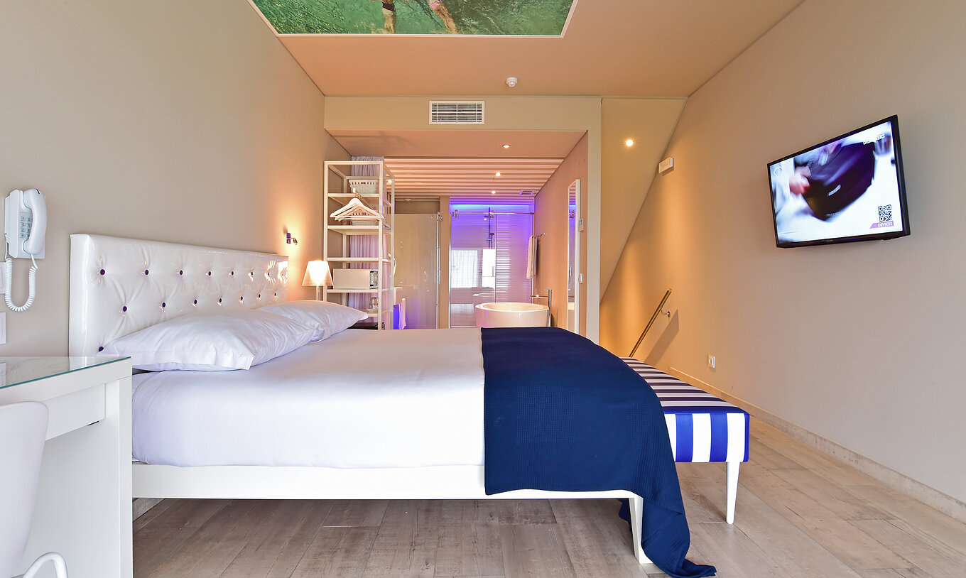 The Deluxe Sea View of Pestana Alvor South Beach has a double bed with open space bathroom
