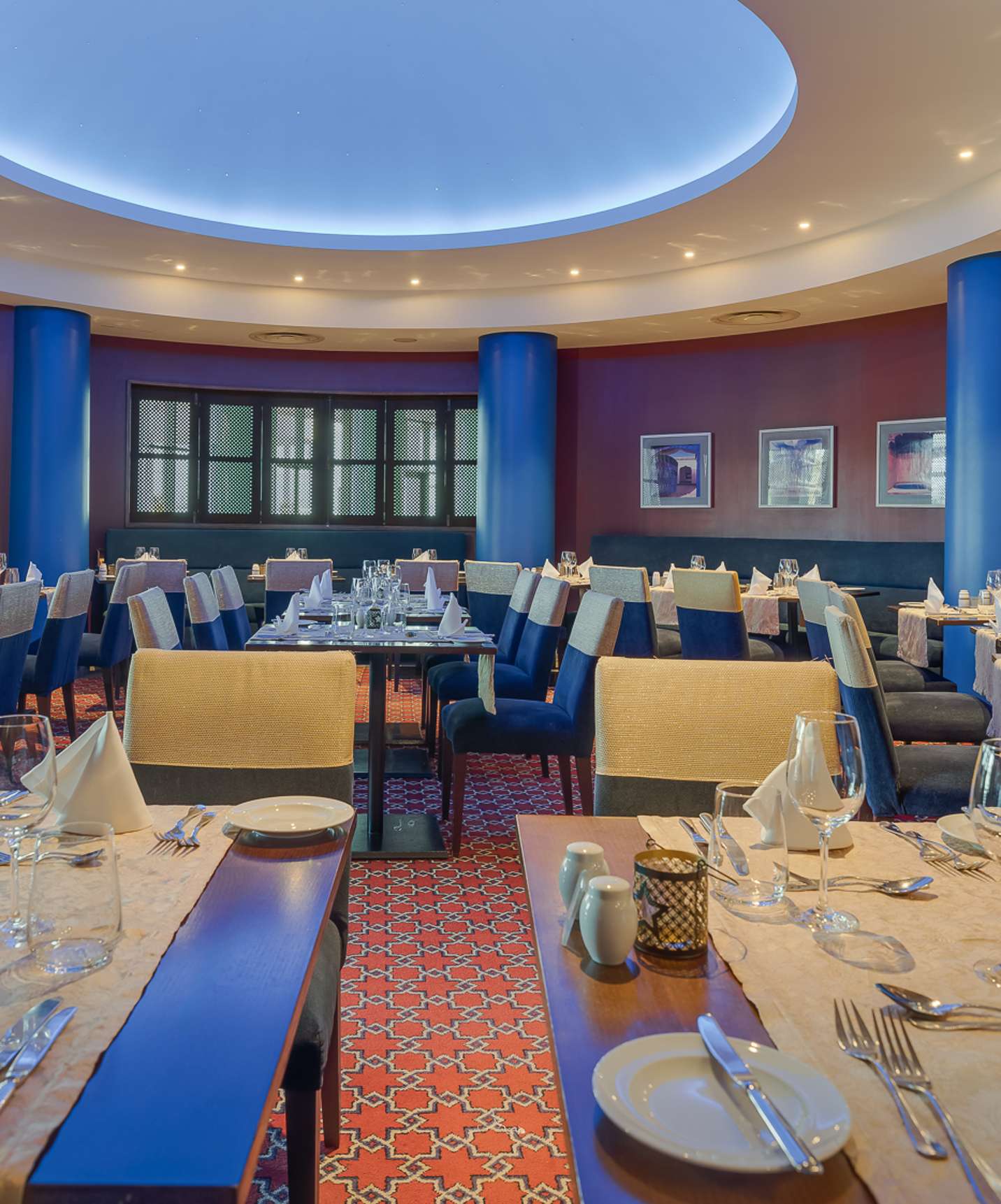 Pestana Grand, hotel with spa and pool, facing the sea, has a spacious restaurant with tables and chairs