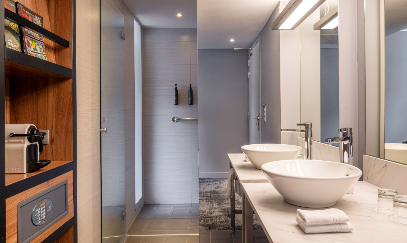 The Superior Twin at Pestana Brussels Schuman has a bathroom with a washbasin, a large mirror, and a shower