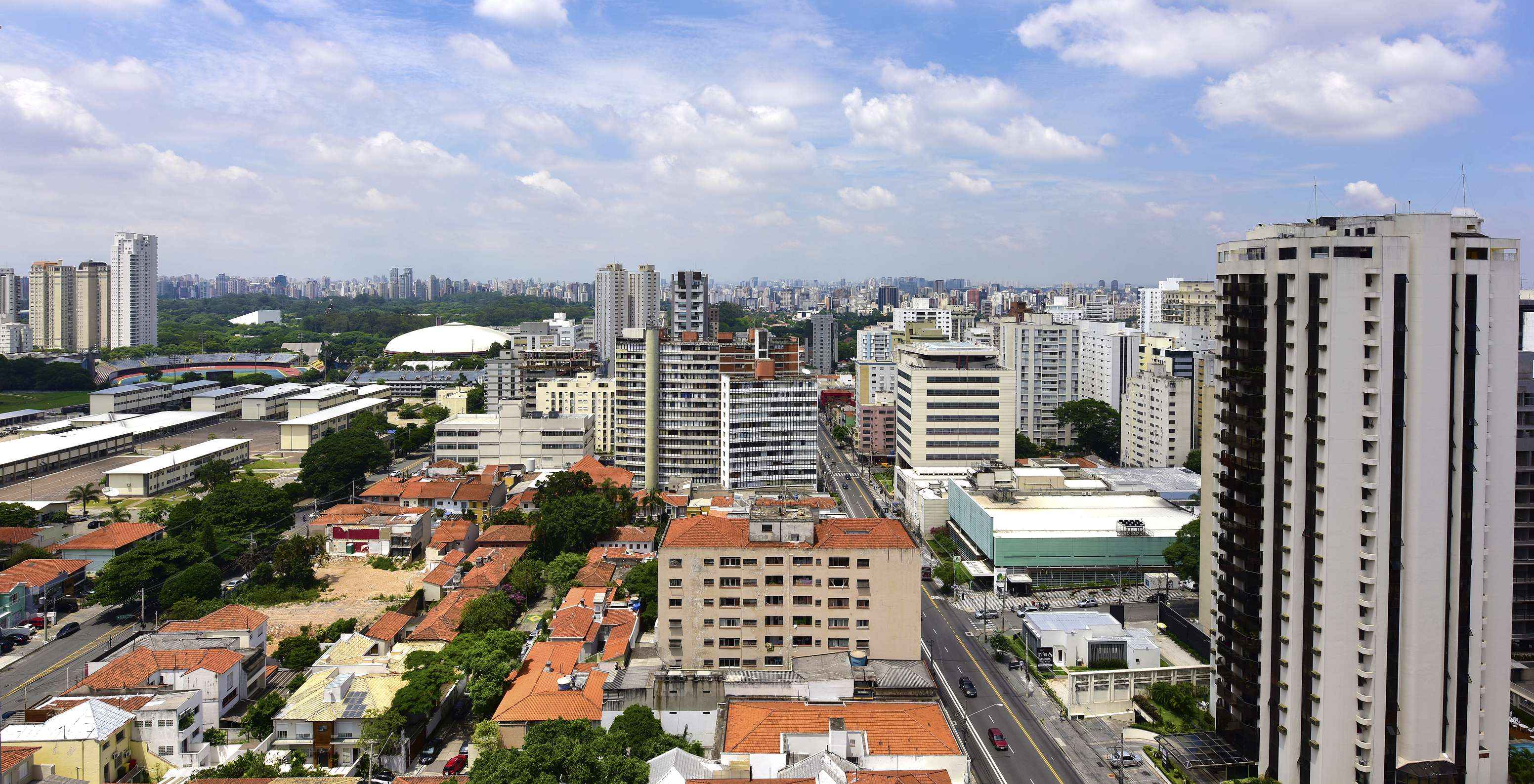 Panoramic view of São Paulo, with skyscrapers, busy streets, cars, and people, capturing the city's energy