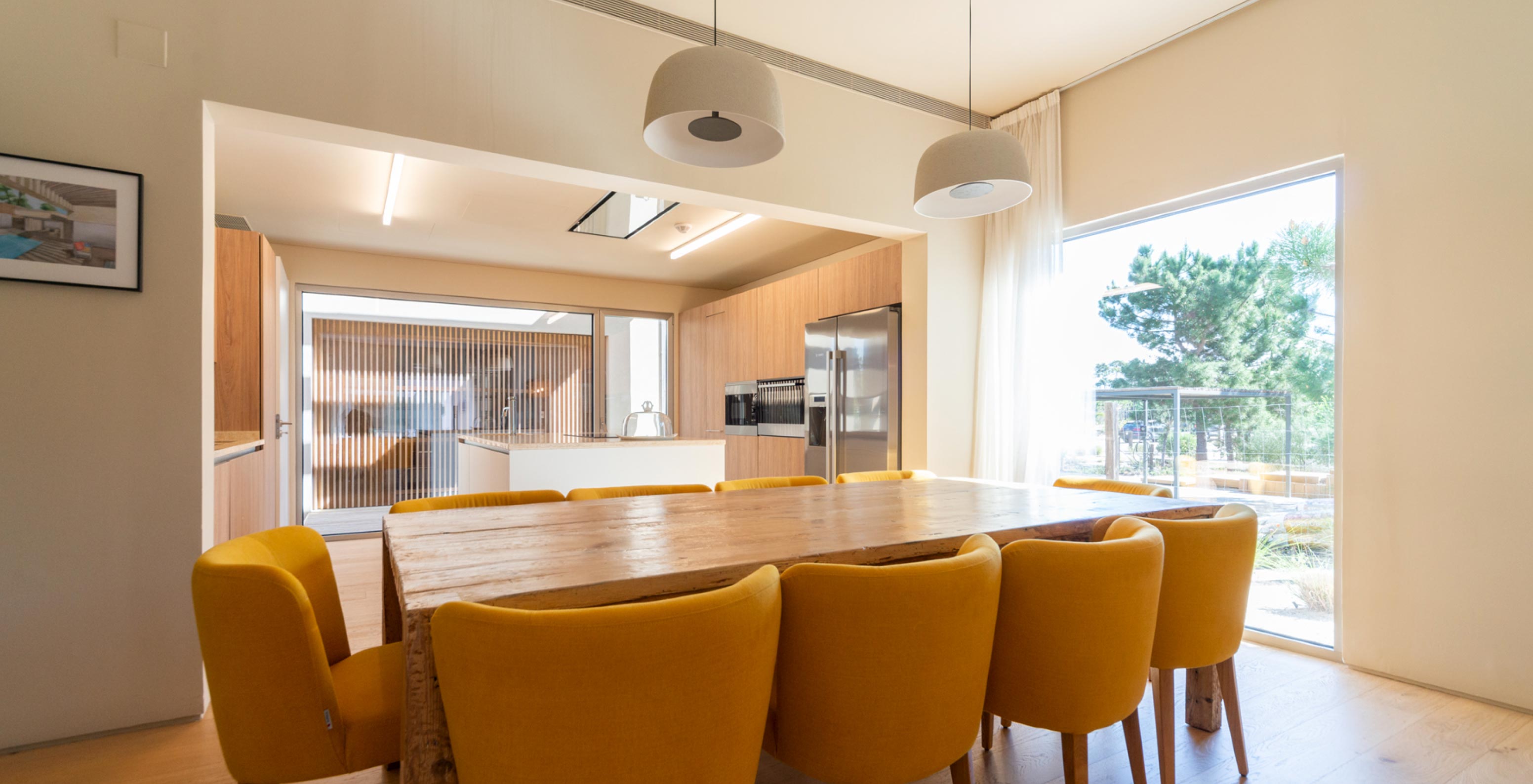 The exclusive villa with a pool at Pestana Tróia Eco Resort has a living room with a wooden dining table and chairs