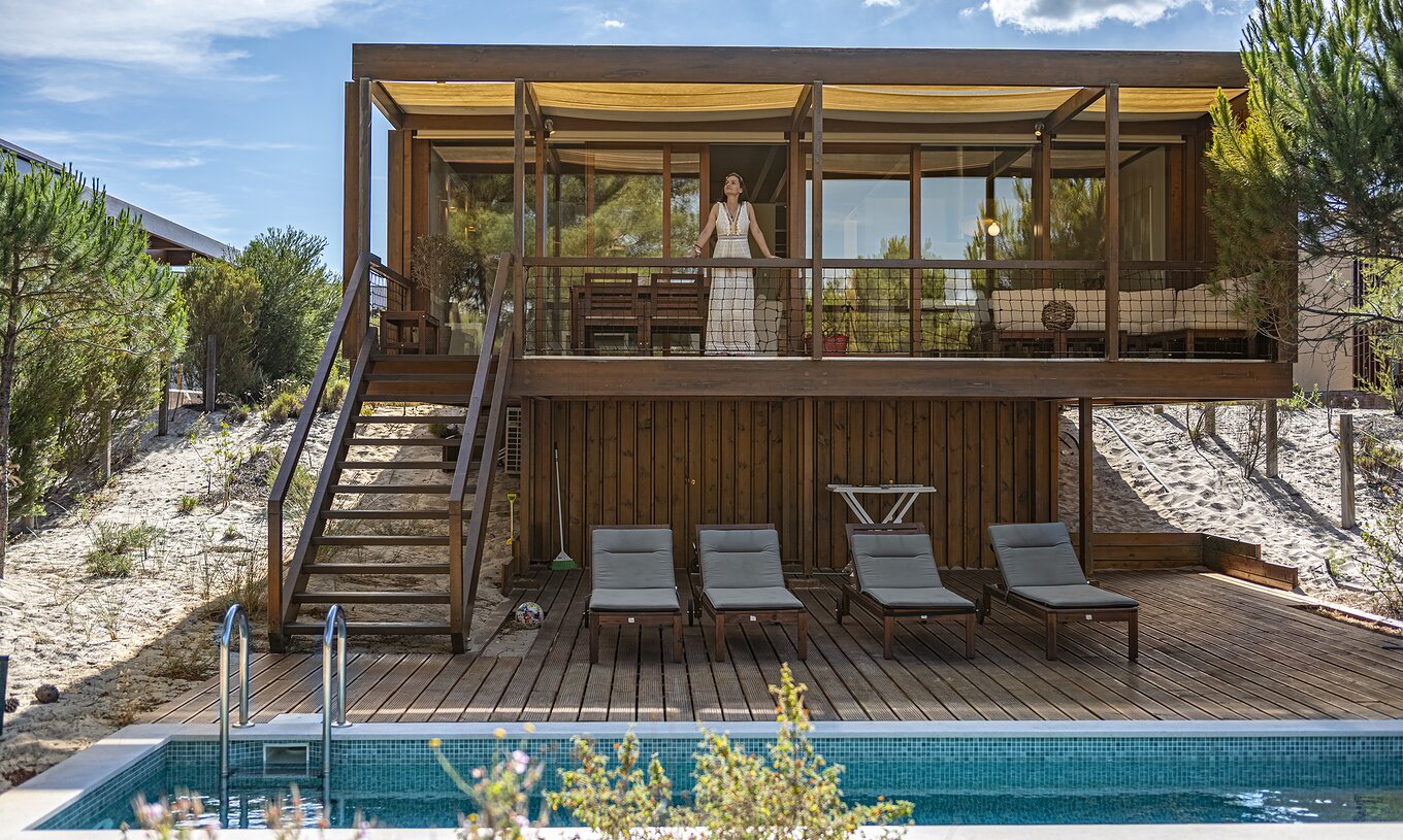The Tree Villa with Private Pool of Pestana Tróia Eco Resort has a woman on the balcony who later gives access to the pool