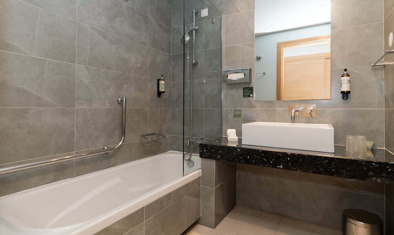 Studio Garden View at Pestana Alvor Beach Villas has a bathroom with bathtub, sink with mirror and amenities
