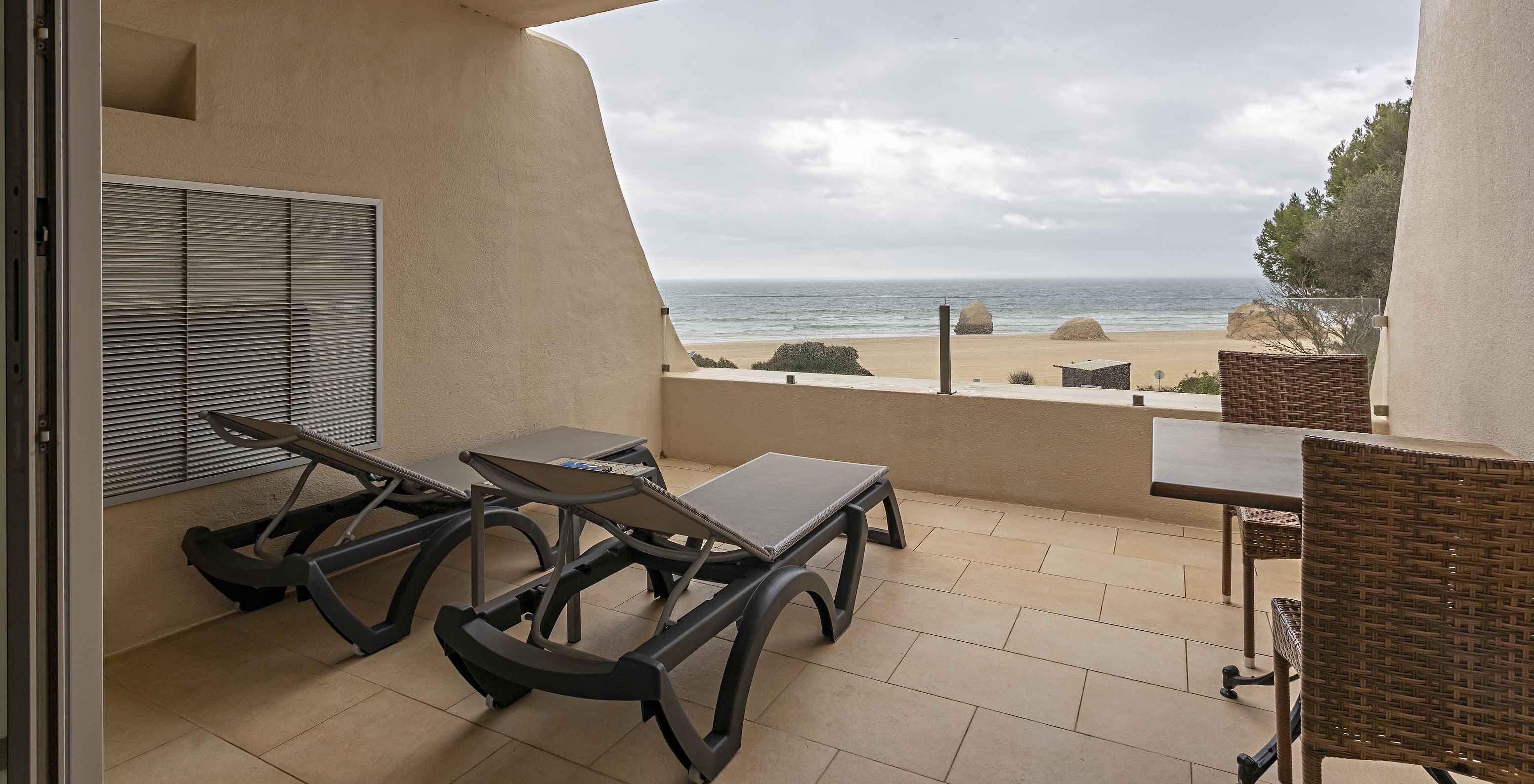 The Cliff Studio at Pestana Alvor Praia has a balcony with two sun loungers and a view of the beach