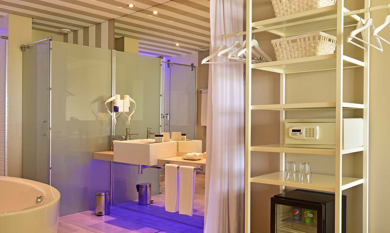 The Double Suite Sea View of Pestana Alvor South Beach has a bathroom with bathtub for soaking baths