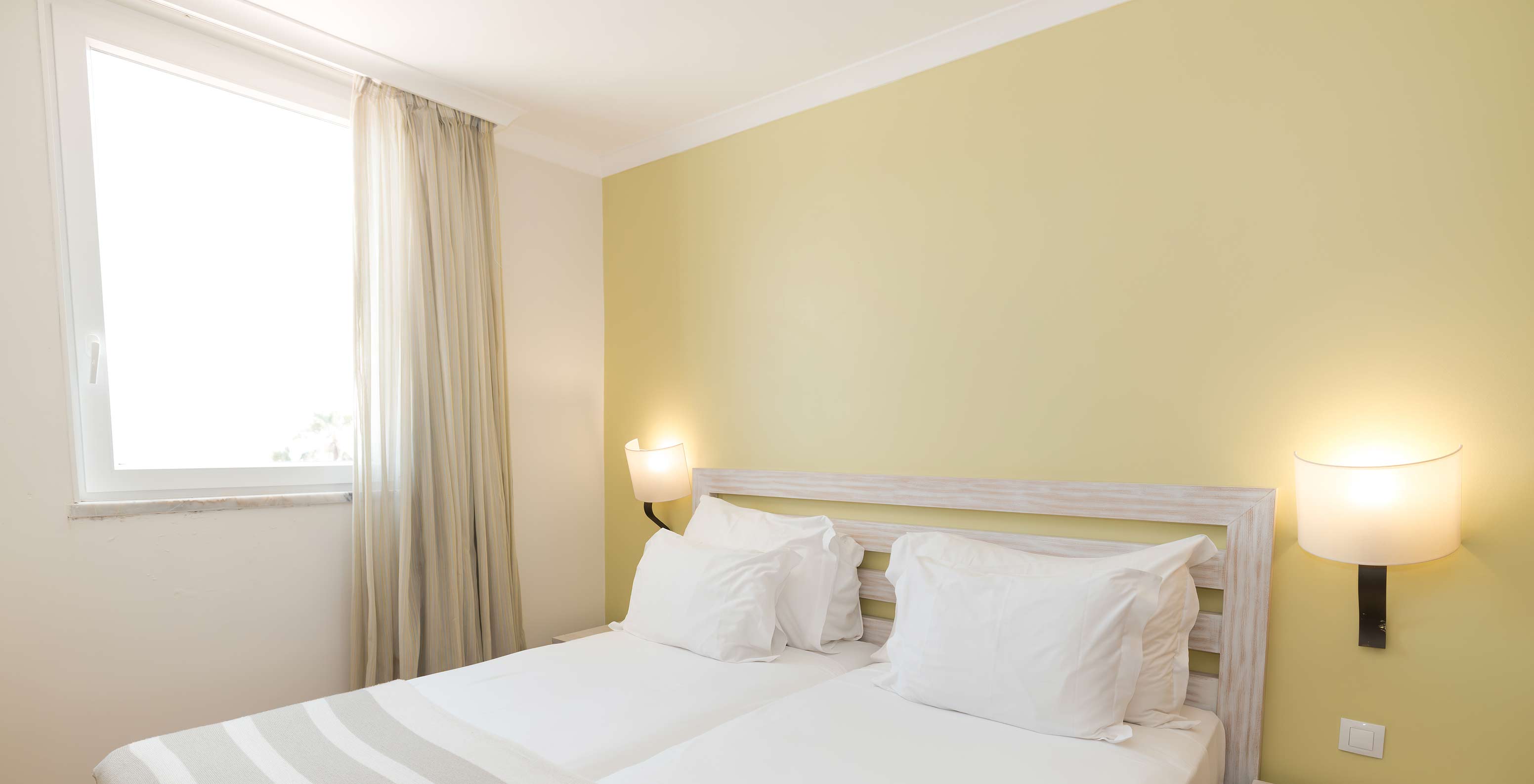 The T2 Suite at Pestana Viking features two single beds with lamp and bedside table