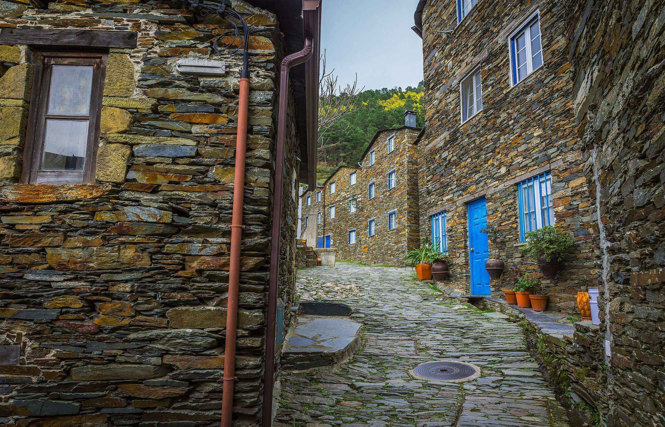 Piódão, with its schist houses and narrow streets, is a picturesque refuge that looks like it's straight out of a fairy tale