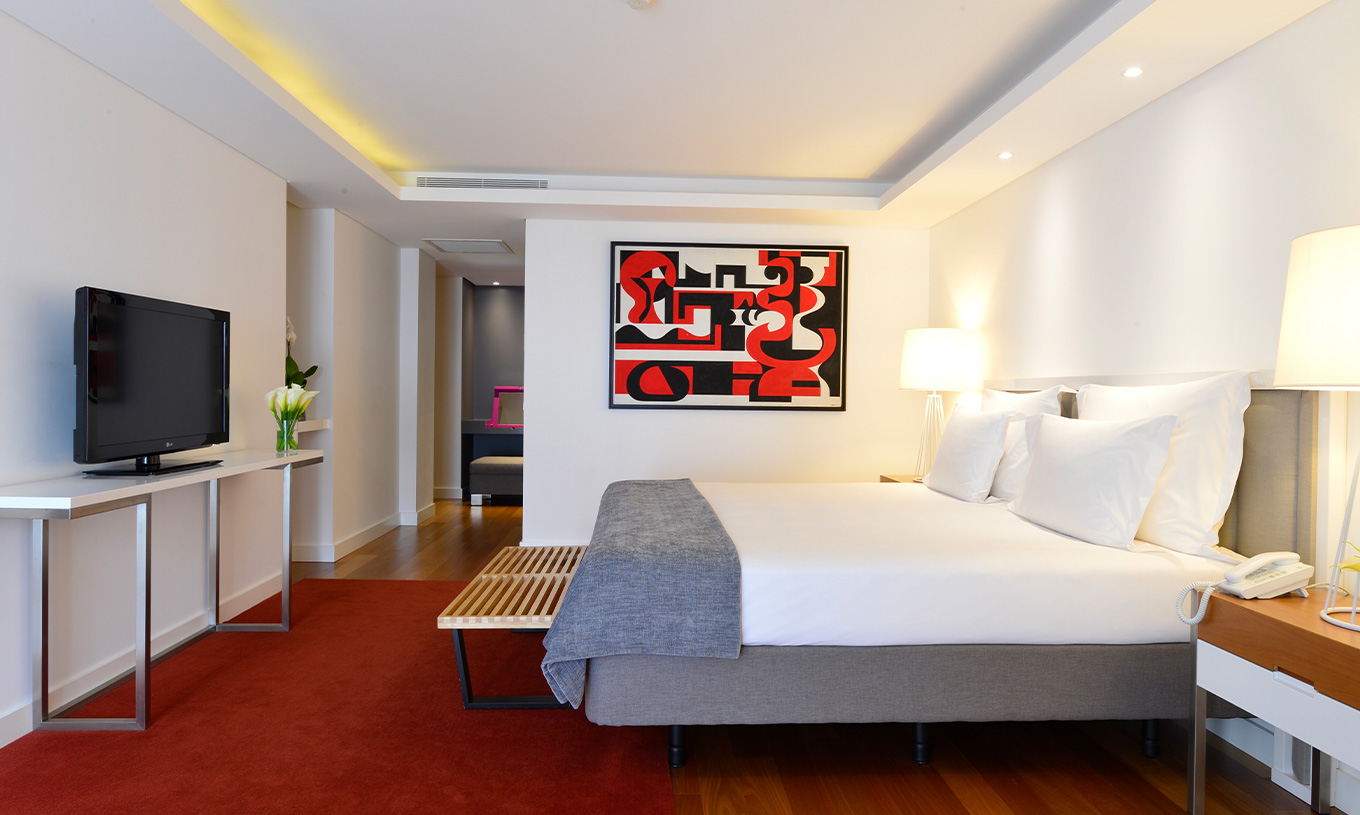 The Presidential Suite at Pestana Cidadela Cascais has a bedroom with a double bed and a wall with a painting