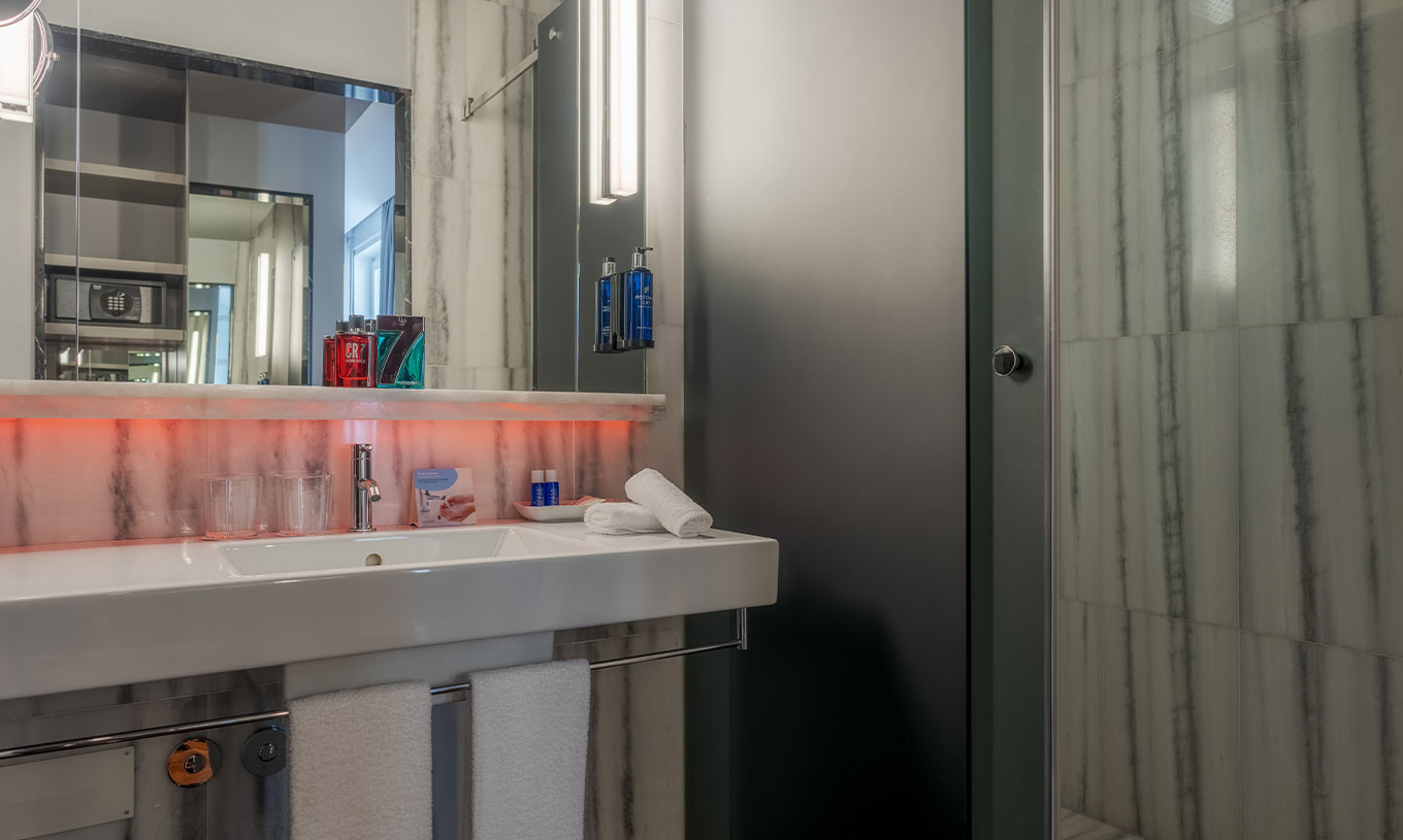 The CR7 Superior Rooftop Room at Pestana CR7 Lisboa has a bathroom with mirror, sink, and shower