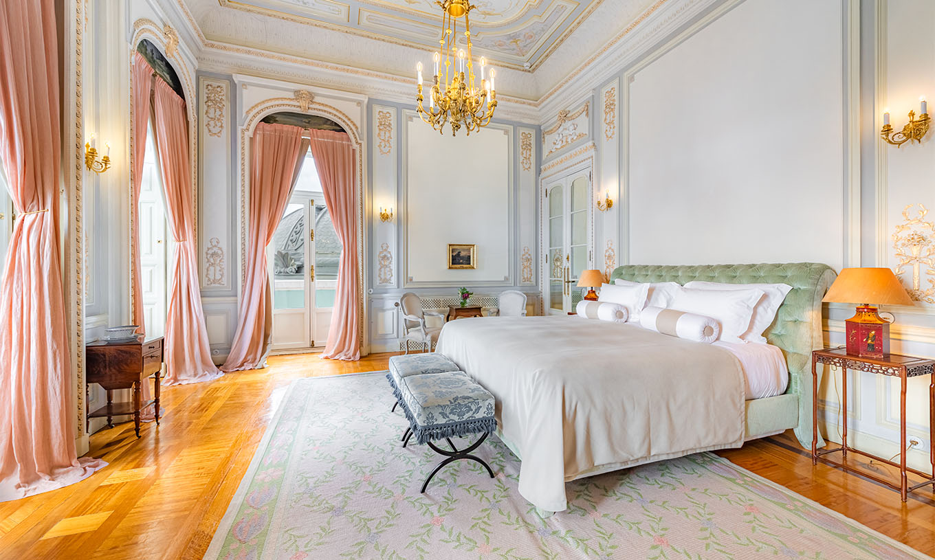 The Suite D. Manuel/D. Luís Filipe do Pestana Palace Lisboa has a large luxurious room with a double bed and a chandelier