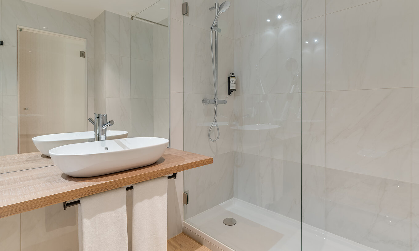 The Suite - Clubhouse of Pestana Sintra Golf has a modern bathroom with bathtub with shower and sink with mirror