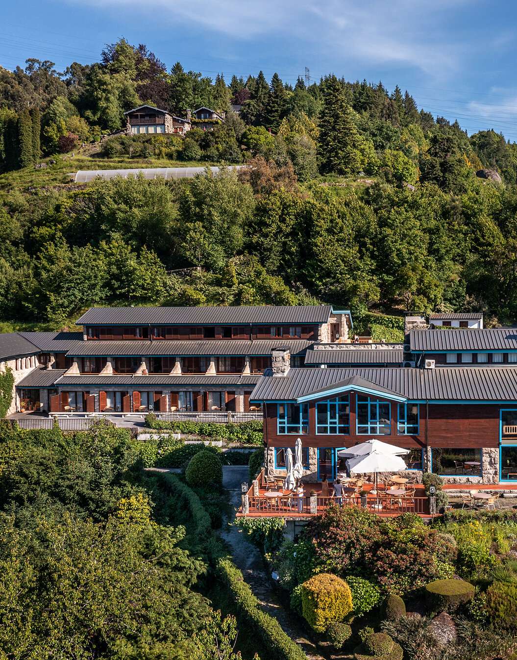 Exterior view of Pousada Caniçada - Gerês, a mountain hotel in Peneda-Gerês National Park, surrounded by nature