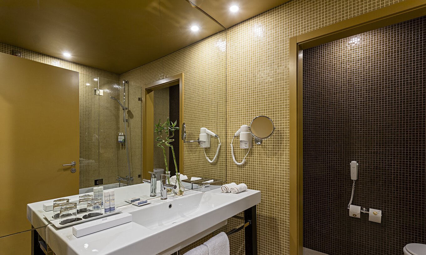The Executive has a bathroom with yellow and brown tiles
