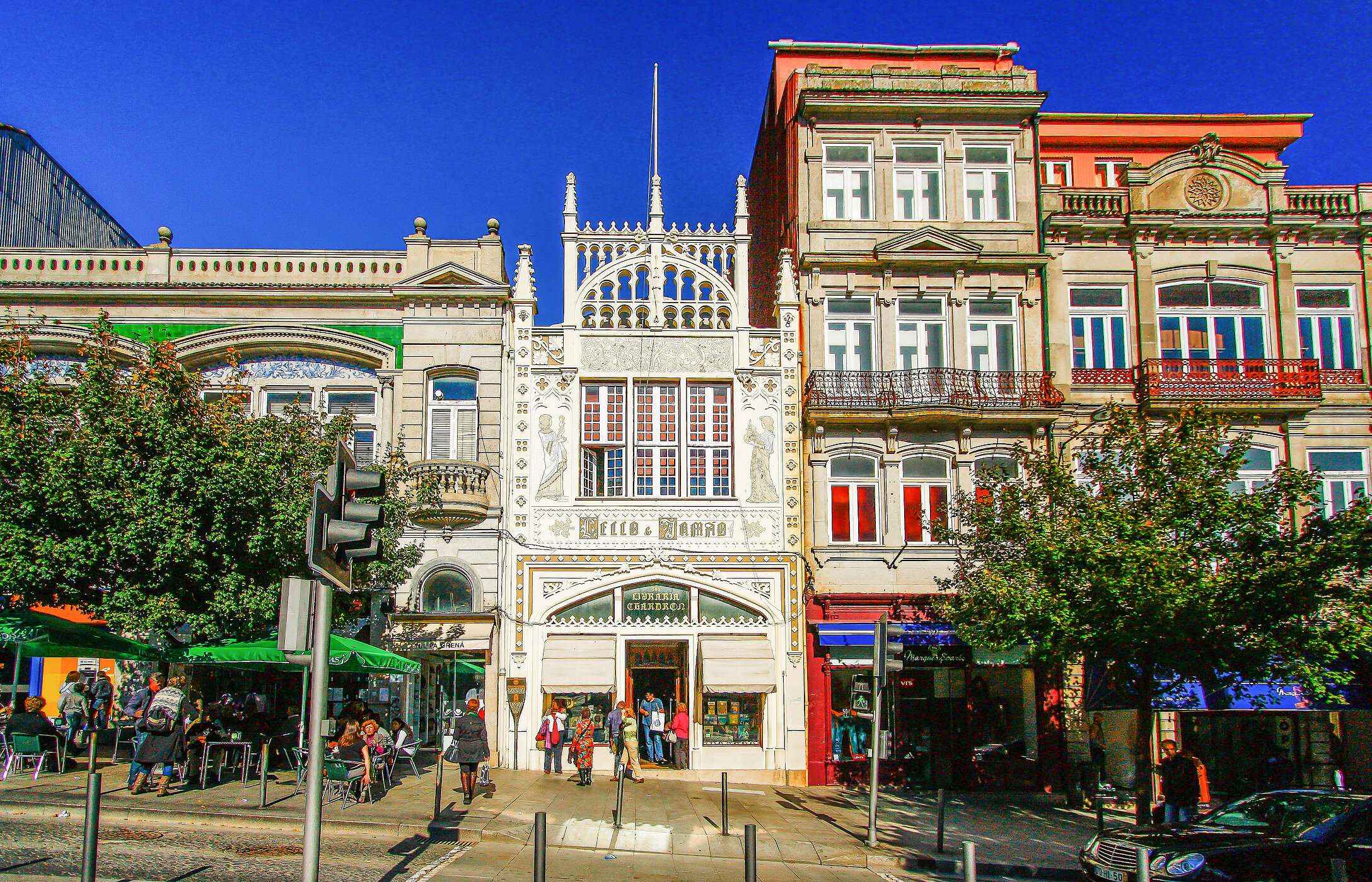 View of the Lello Bookstore, surrounded by visitors admiring the beauty of the space and the region
