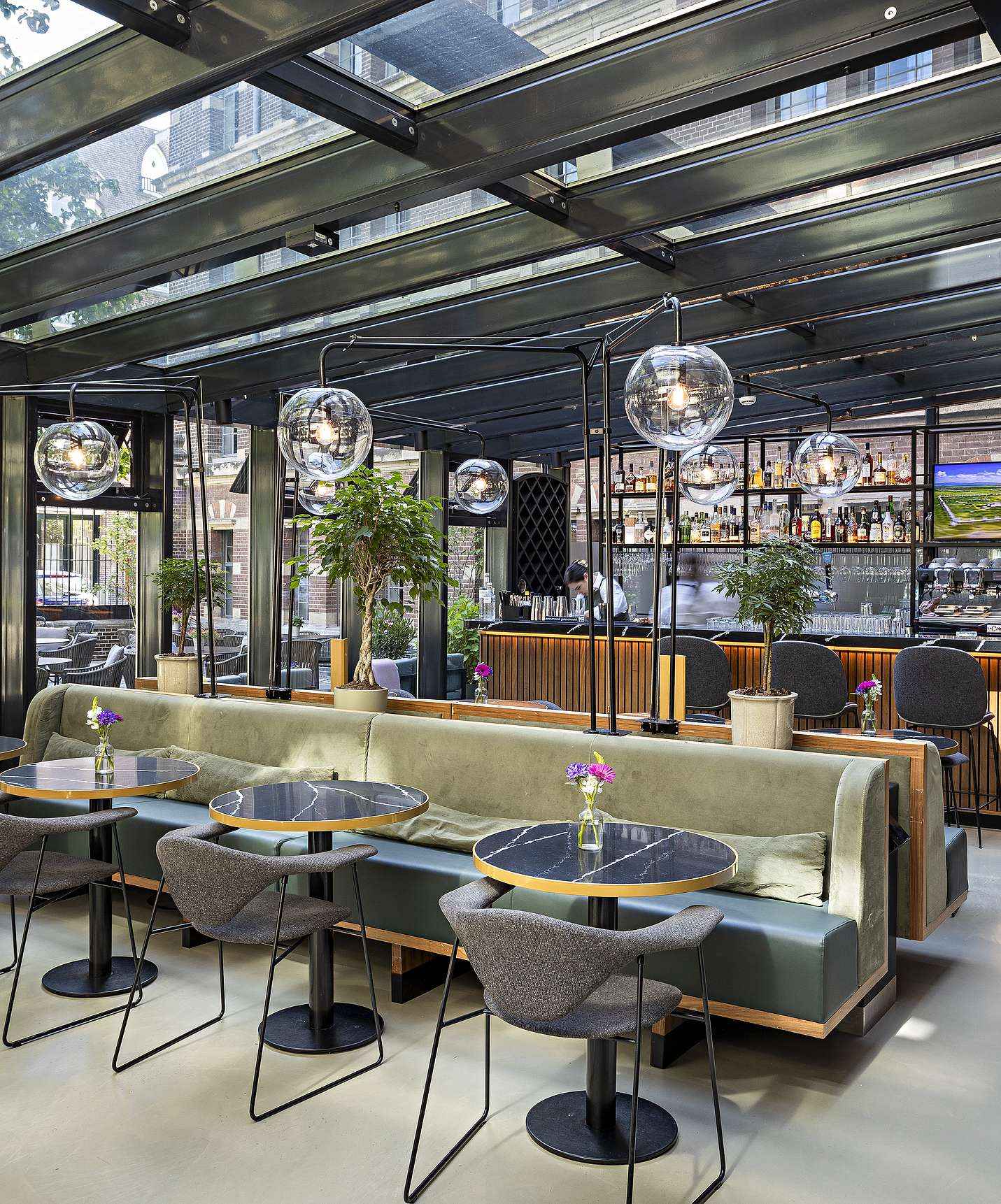 Pestana Amsterdam Riverside, Hotel in Amsterdam Center, has a spacious restaurant with tables and sofas, glass walls