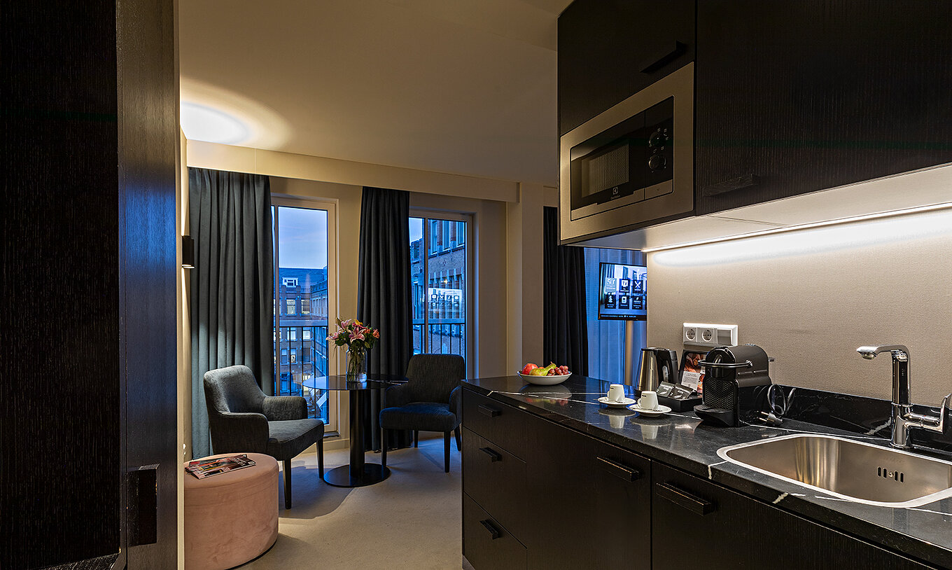 Premium Studio room at Pestana Amsterdam Riverside has a kitchenette, with sink, microwave and coffee maker