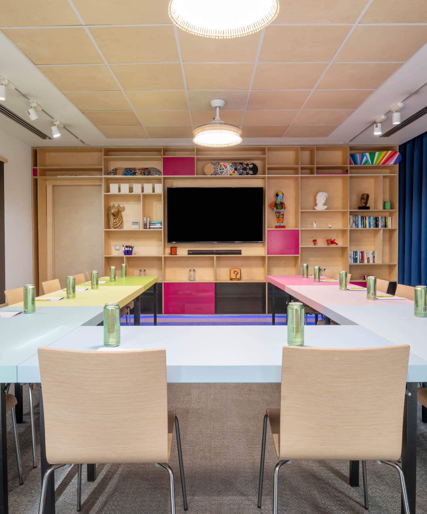 Sala de reuniones con sillas y mesas en Pestana Brussels Schuman, hotel en Bruselas cerca del Parlamento Europeo