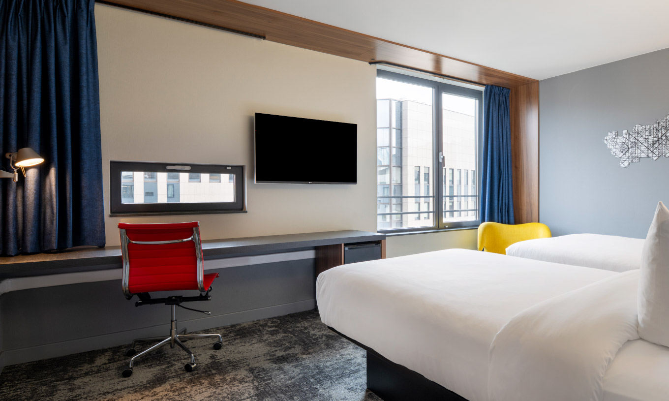 El Standard Twin del Pestana Brussels Schuman tiene dos camas individuales, dos ventanas y una televisión colgada