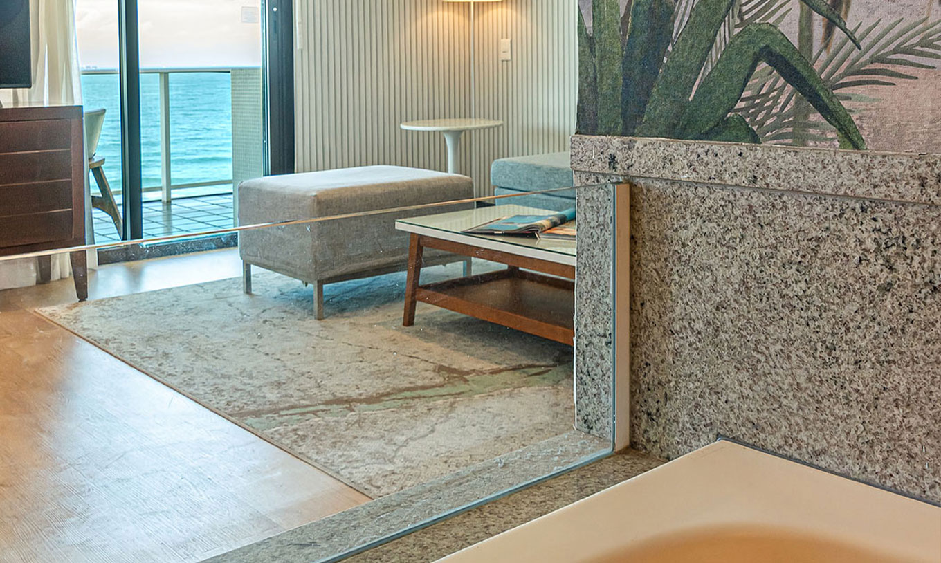 La Suite Frente al Mar del Pestana Rio Atlântica tiene sala, sofá, TV y vista al mar.