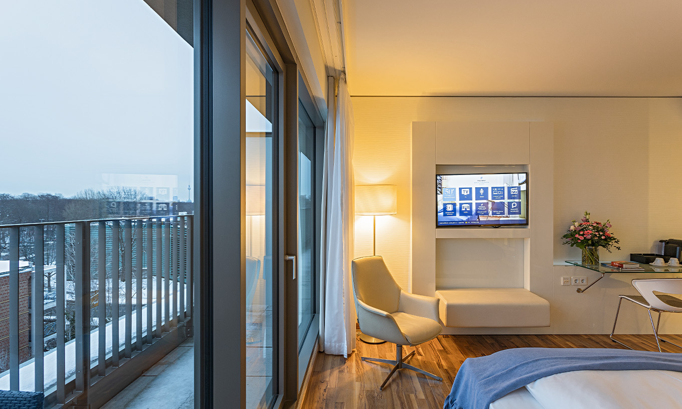 El Cuarto Premium con Balcón y Vista del Pestana Berlin Tiergarten tiene televisión, balcón con vista y un sillón