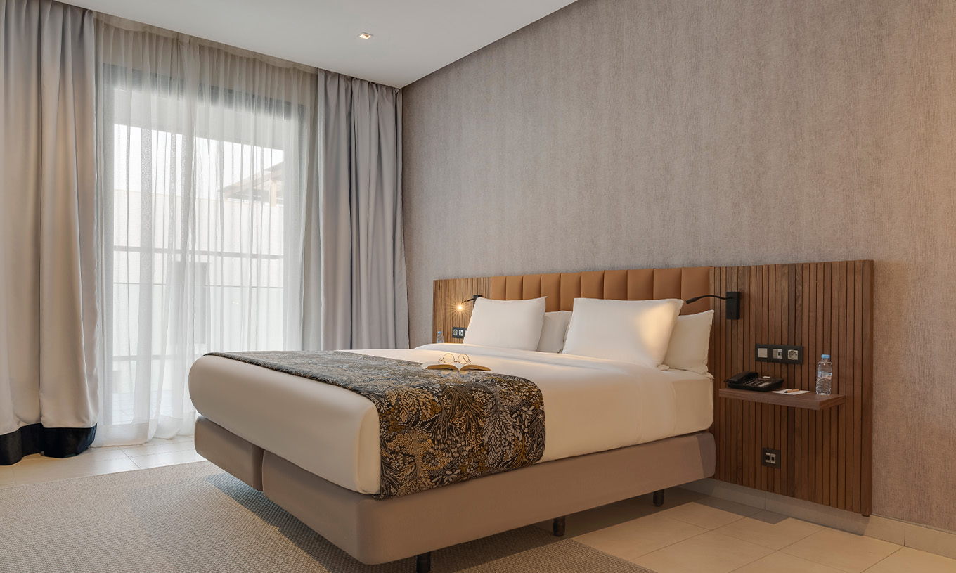 La Family Suite Premium Superior del Pestana Casablanca tiene un cuarto con cama de matrimonio con decoración moderna