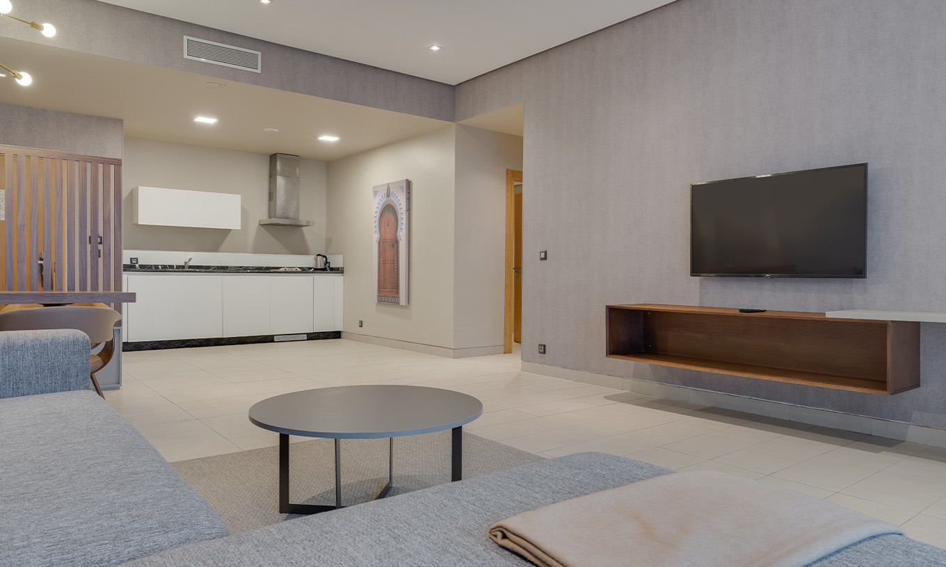 La Family Suite Premium del Pestana Casablanca tiene un sofá cómodo con chaise longue, televisión y kitchenette