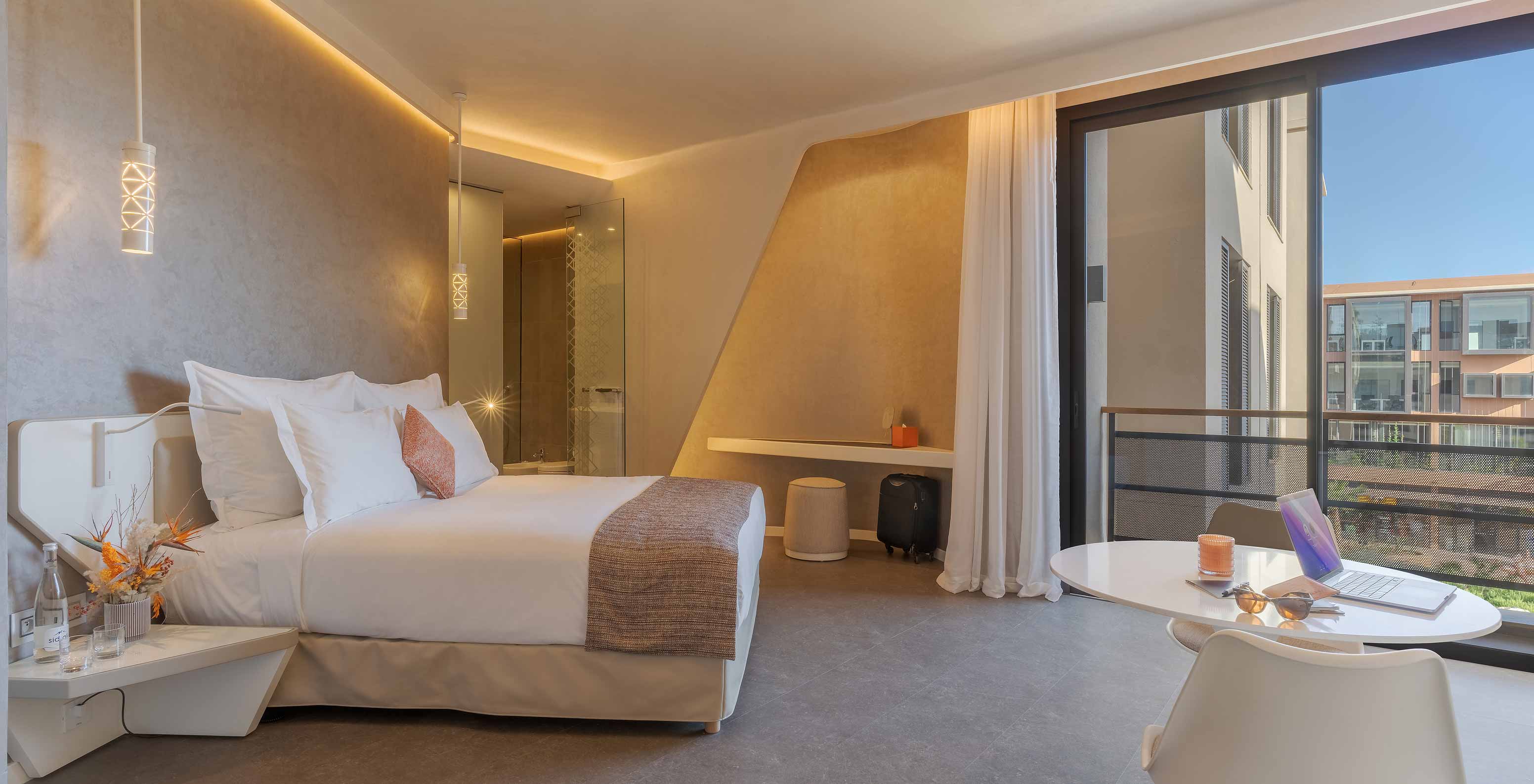 El CR7 Superior del Pestana CR7 Marrakech tiene una ventana grande con cortinas, dos camas y una televisión enfrente