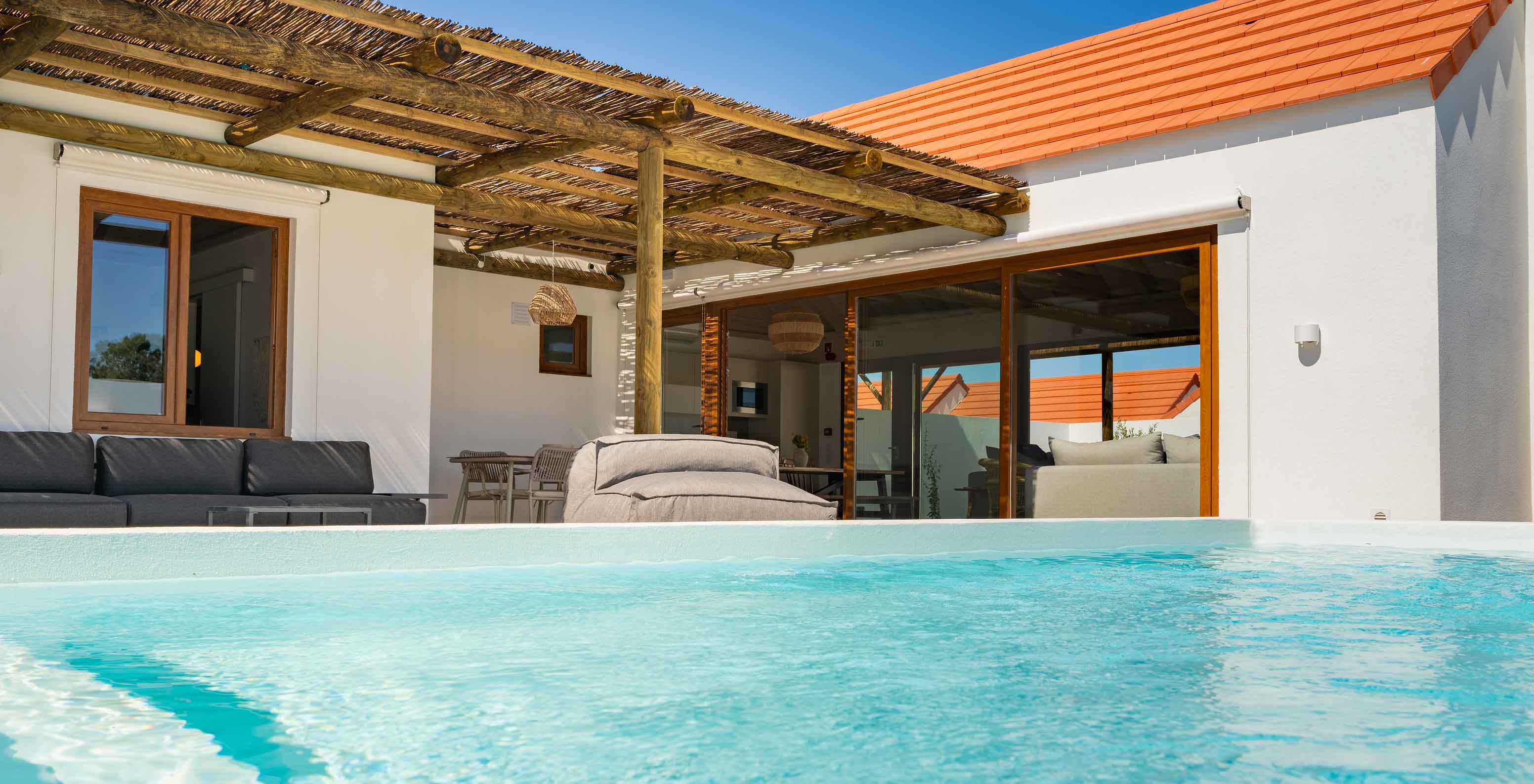 La Premium Green Villa de Pestana Comporta Village Residences tiene una piscina exterior, una zona con sofás y una mesa