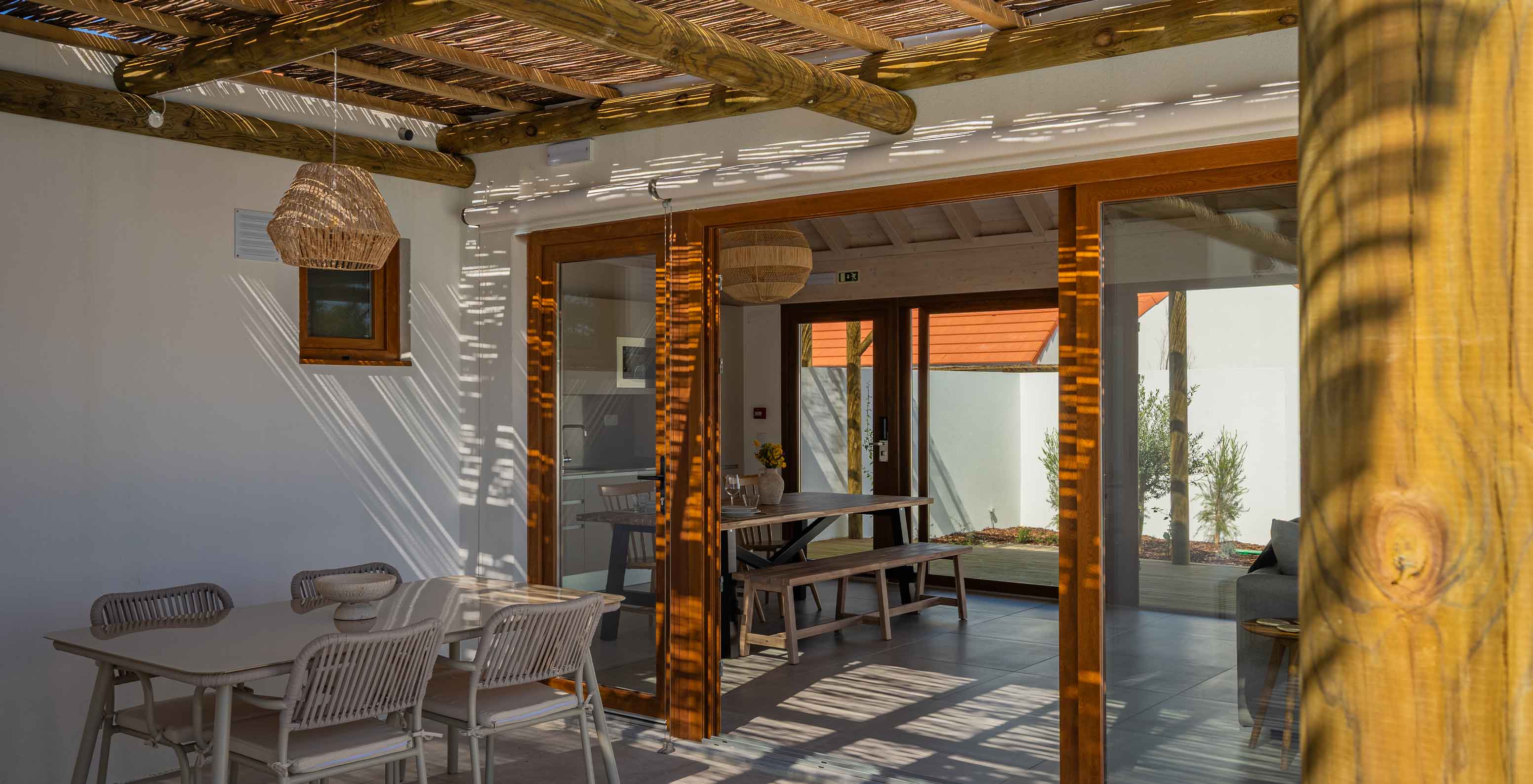 La Premium Green Villa de Pestana Comporta Village Residences tiene un patio cubierto con una mesa que da acceso al interior