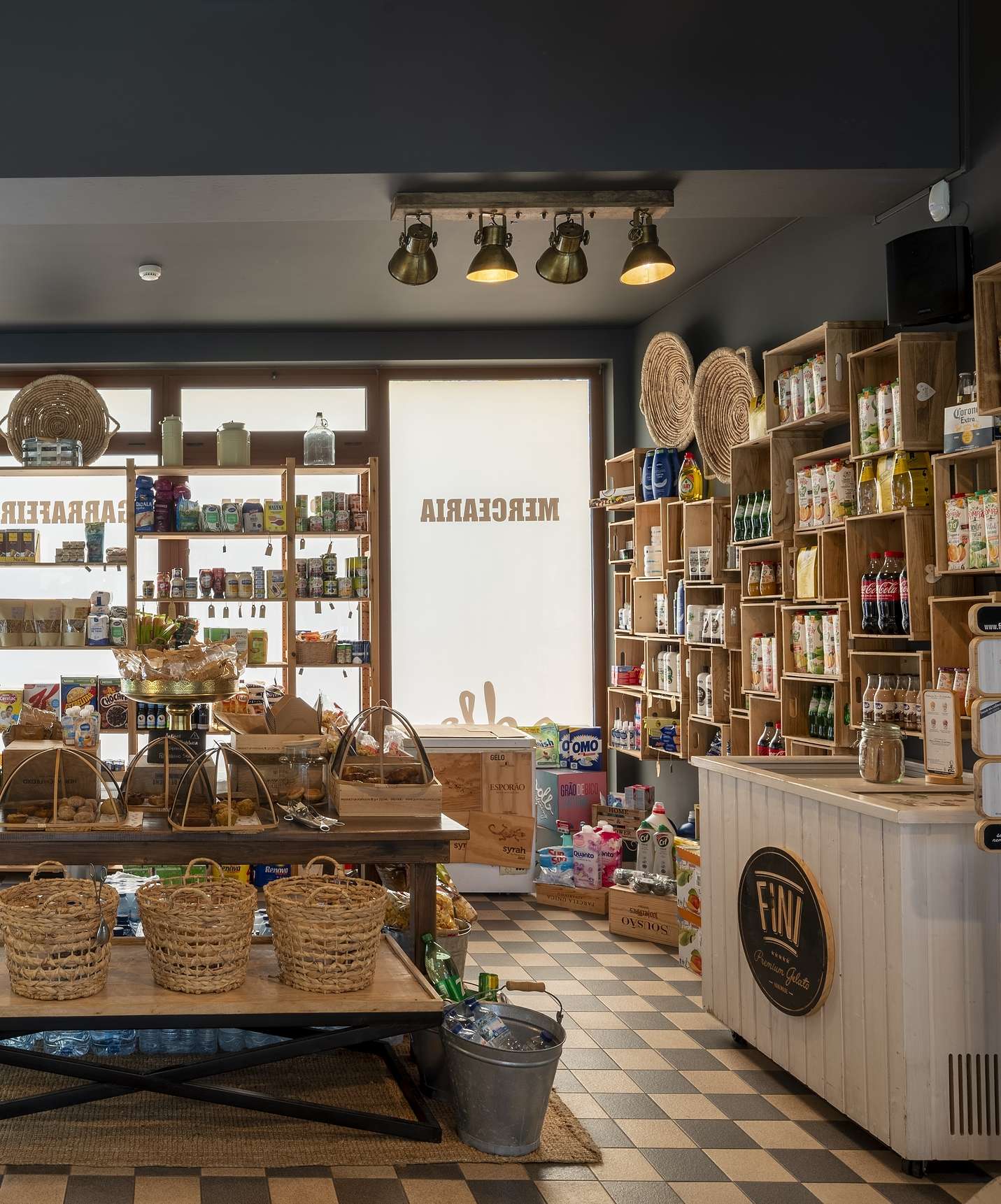 Tienda en el Pestana Tróia Eco Resort con estantes llenos de productos para no preocuparse durante las vacaciones