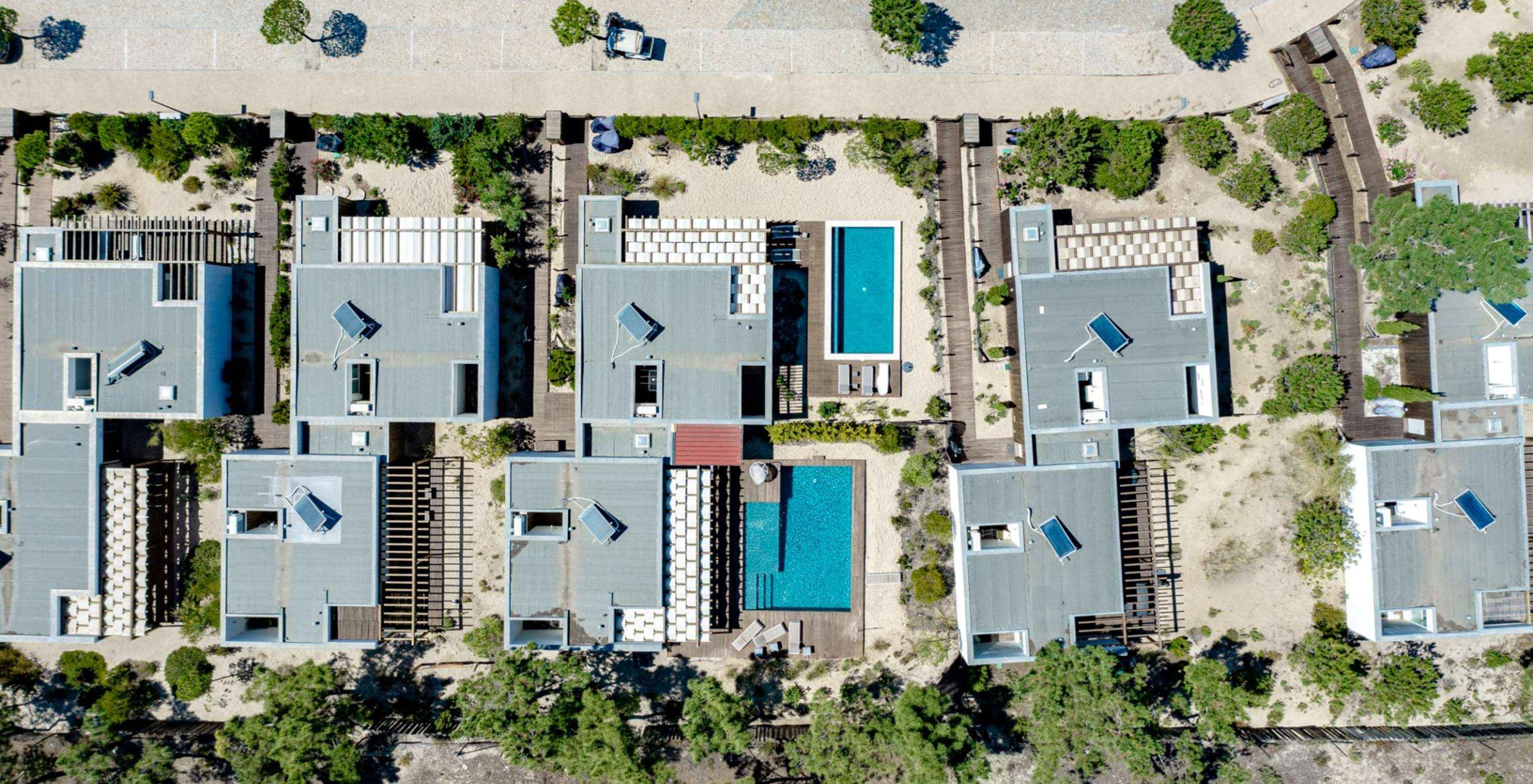 La Green Villa con Piscina Privada del Pestana Tróia Eco Resort tiene varias villas alrededor, también con piscina privada