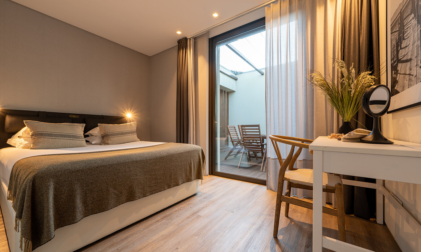 Las Beach Villas con Piscina Infantil del Pestana Tróia Eco Resort tienen una cama de matrimonio y una pequeña terraza