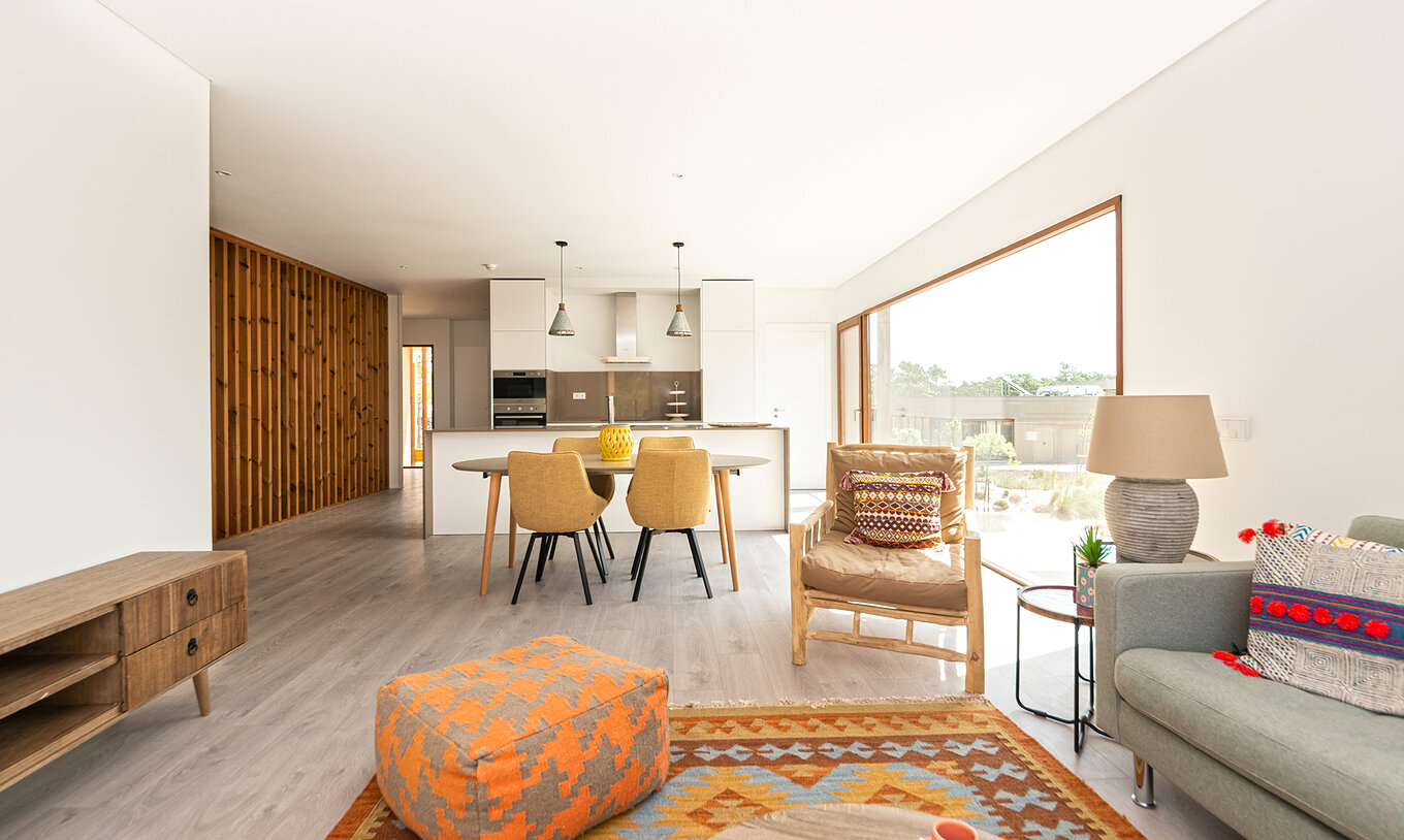 El Apartamento Eco Village 1º Piso del Pestana Tróia Eco Resort tiene una sala junta con la cocina, sofá y mesa para cenar