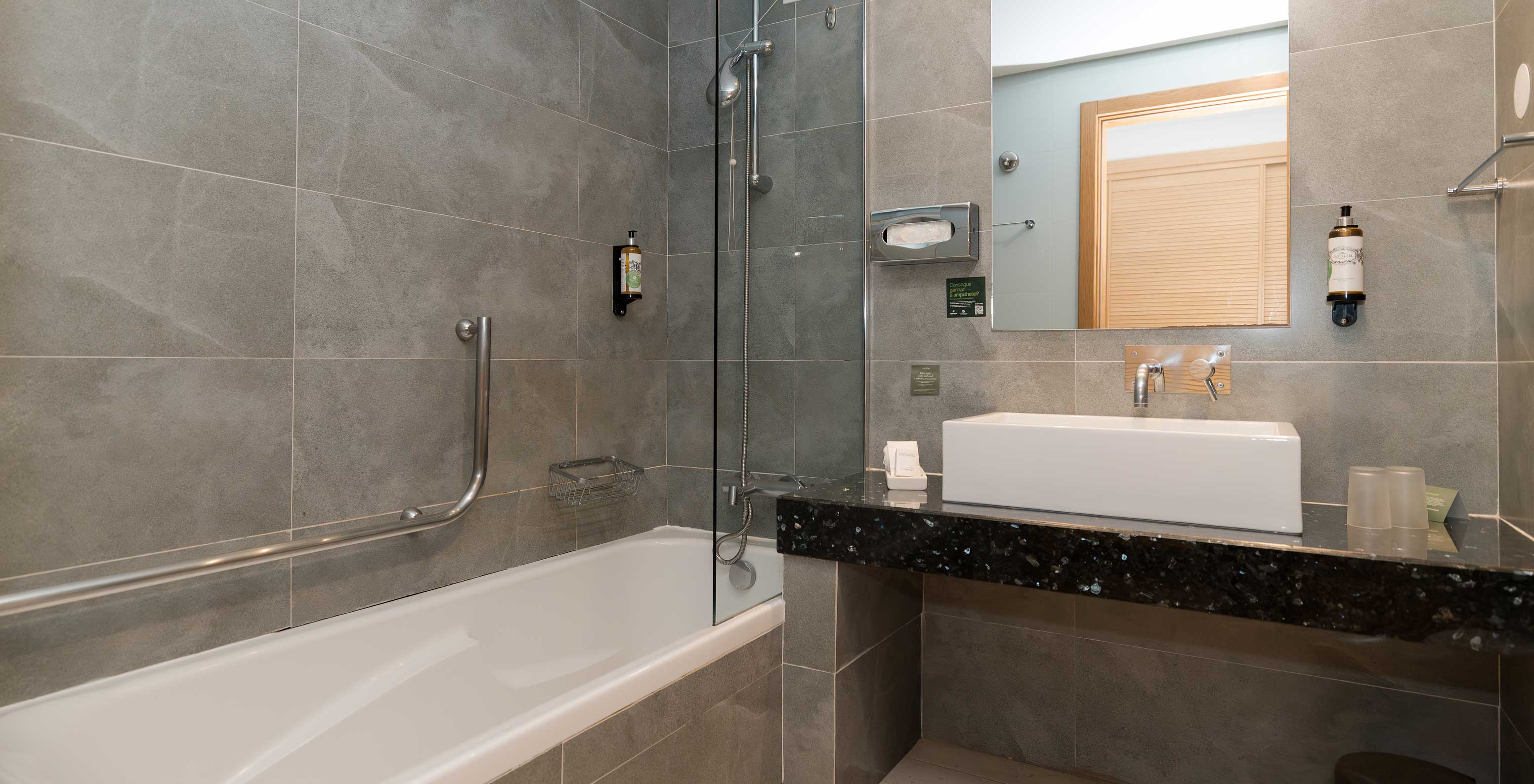 Estudio Vista Mar en Pestana Alvor Beach Villas tiene un baño con bañera, lavabo con espejo y amenities