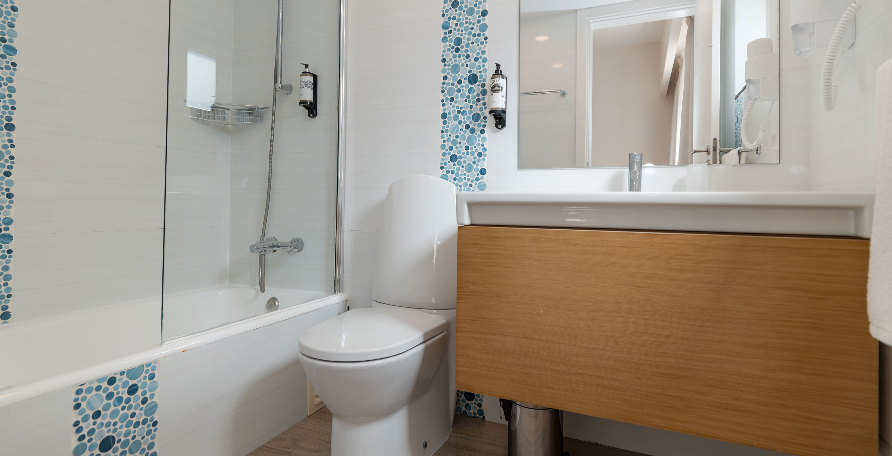 Villa 2 Habitaciones Premium en Pestana Alvor Beach Villas tiene baño con bañera, lavabo y espejo