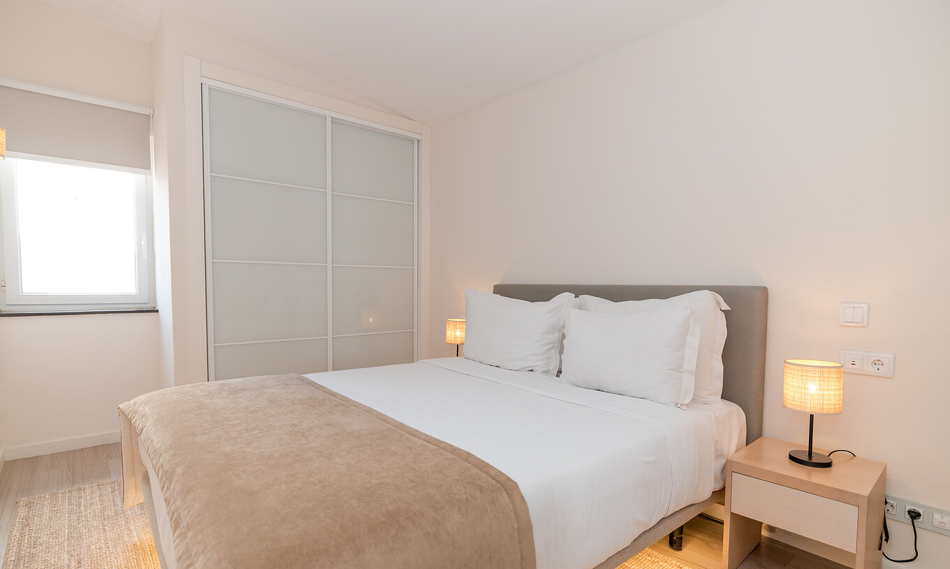 Villa 2 Habitaciones Superior Vista Jardín en Pestana Alvor Beach Villas tiene habitación con armario empotrado y cama doble