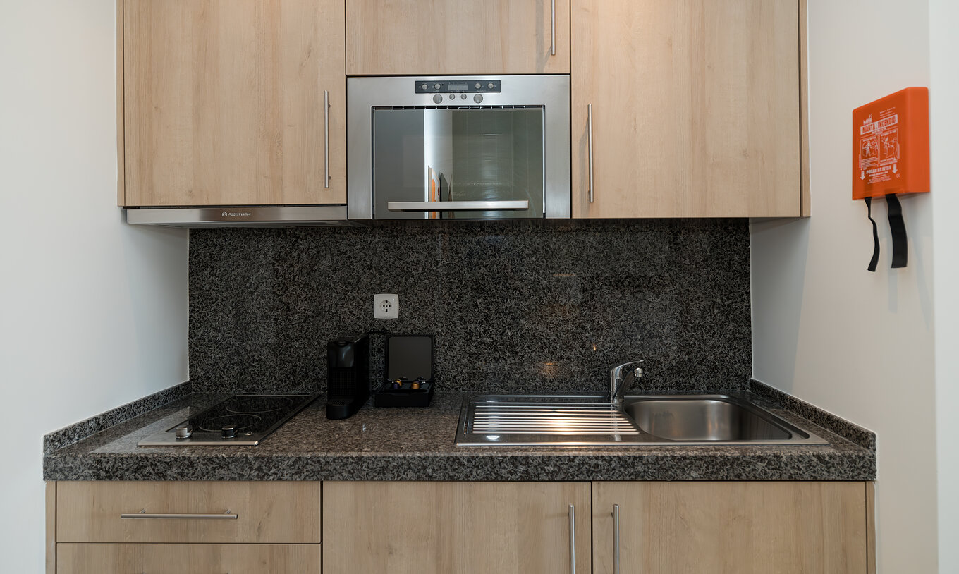 Estudio Vista Jardín en Pestana Alvor Beach Villas tiene una kitchenette con fogón, fregadero y cafetera