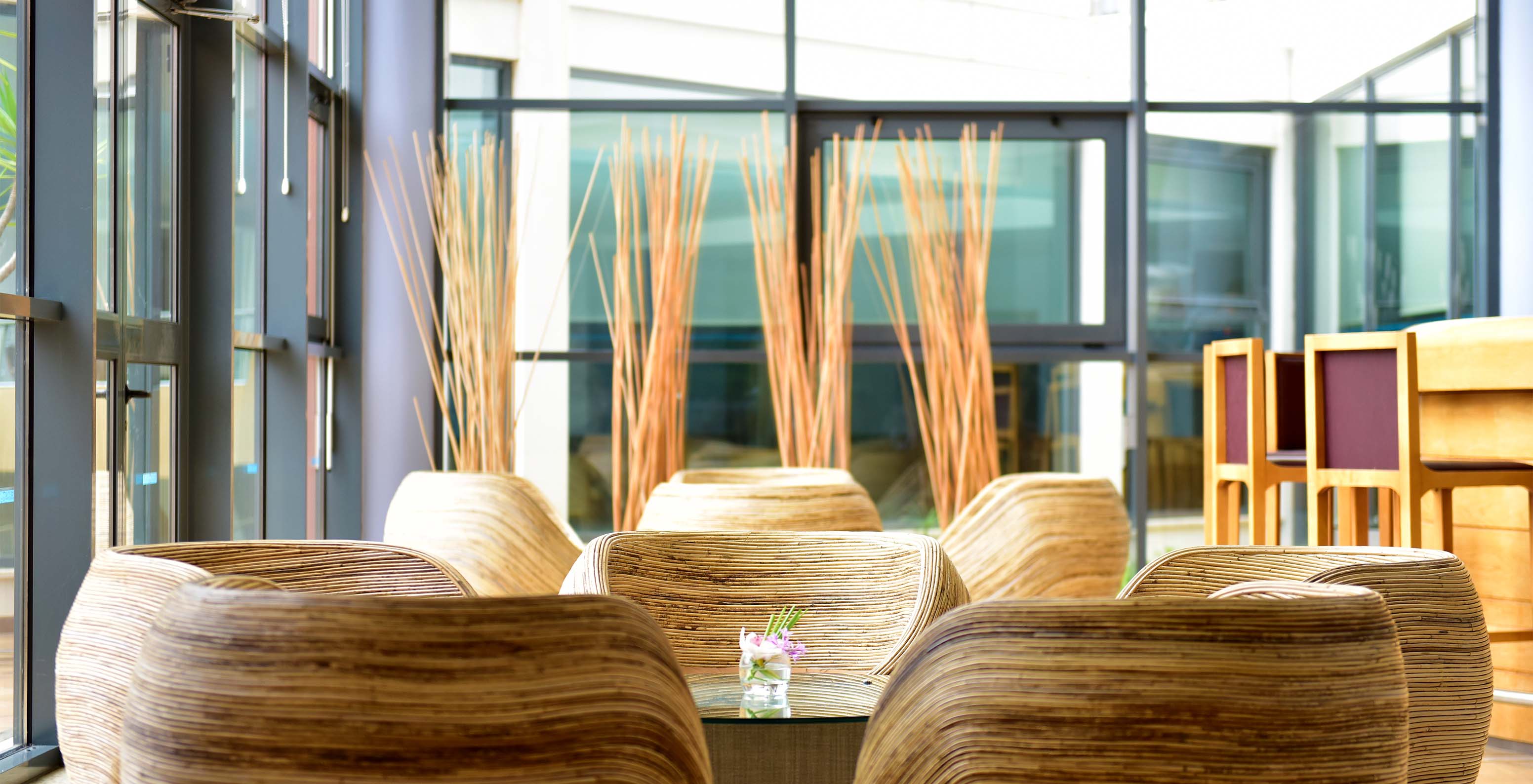 El bar A Adega, del Aparthotel en Algarve, tiene sillas redondas con mesas centrales, un bar y puertas de vidrio