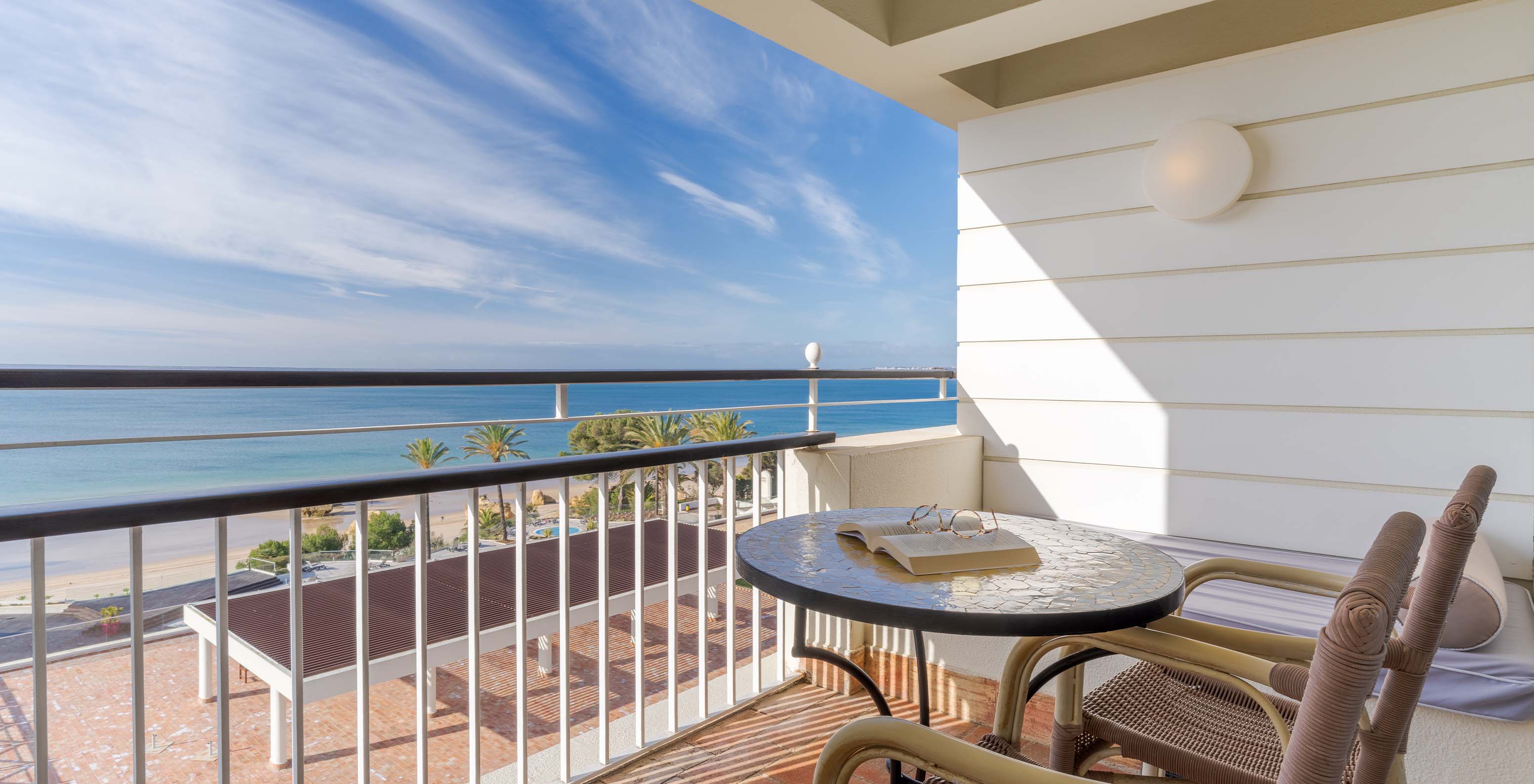 El Superior Vista Mar del Pestana Alvor Praia tiene terraza con mesa, sillas y sofá con vista al mar y la playa