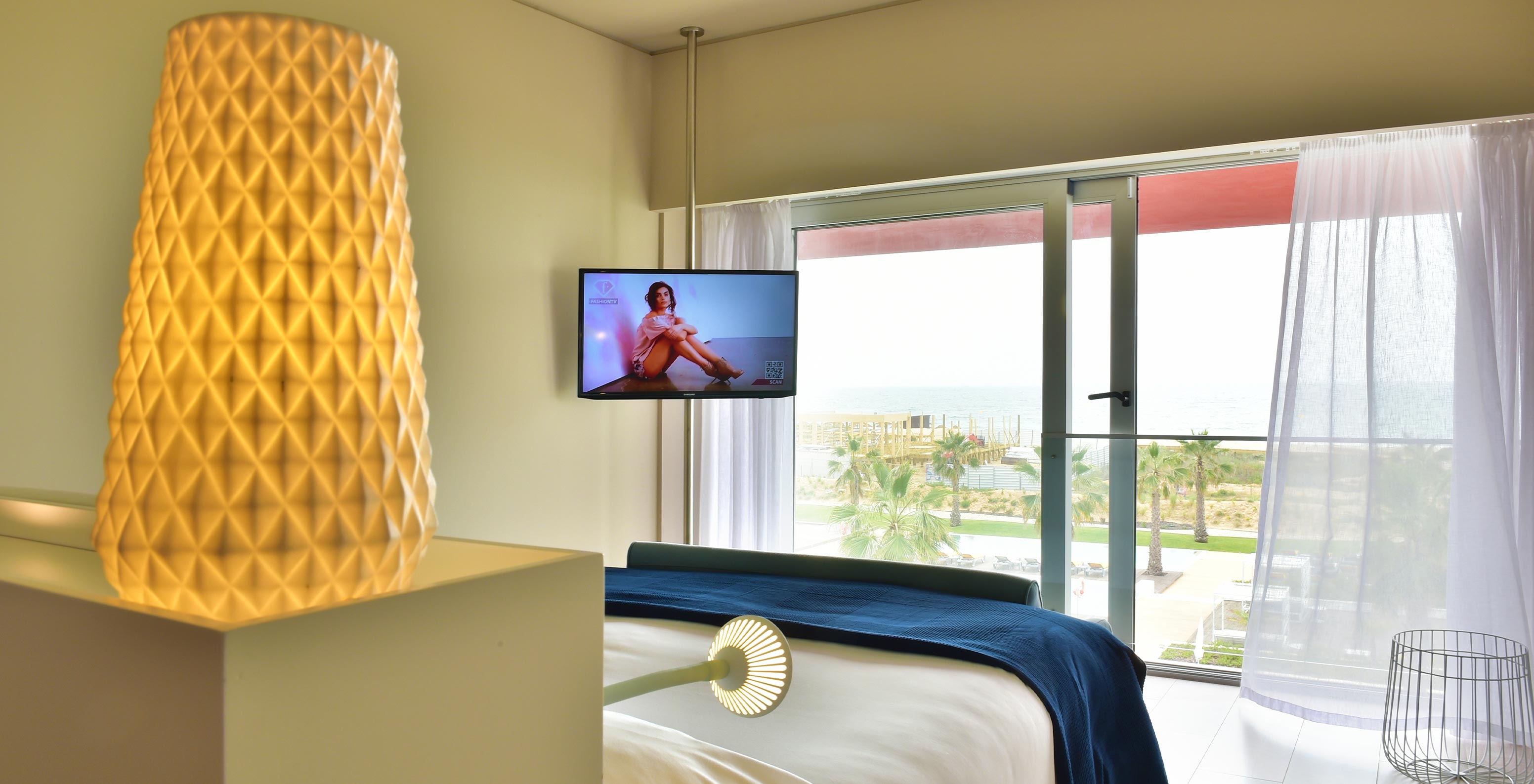 El Deluxe Vista Mar del Pestana Alvor South Beach tiene una cama doble una tele y una ventana