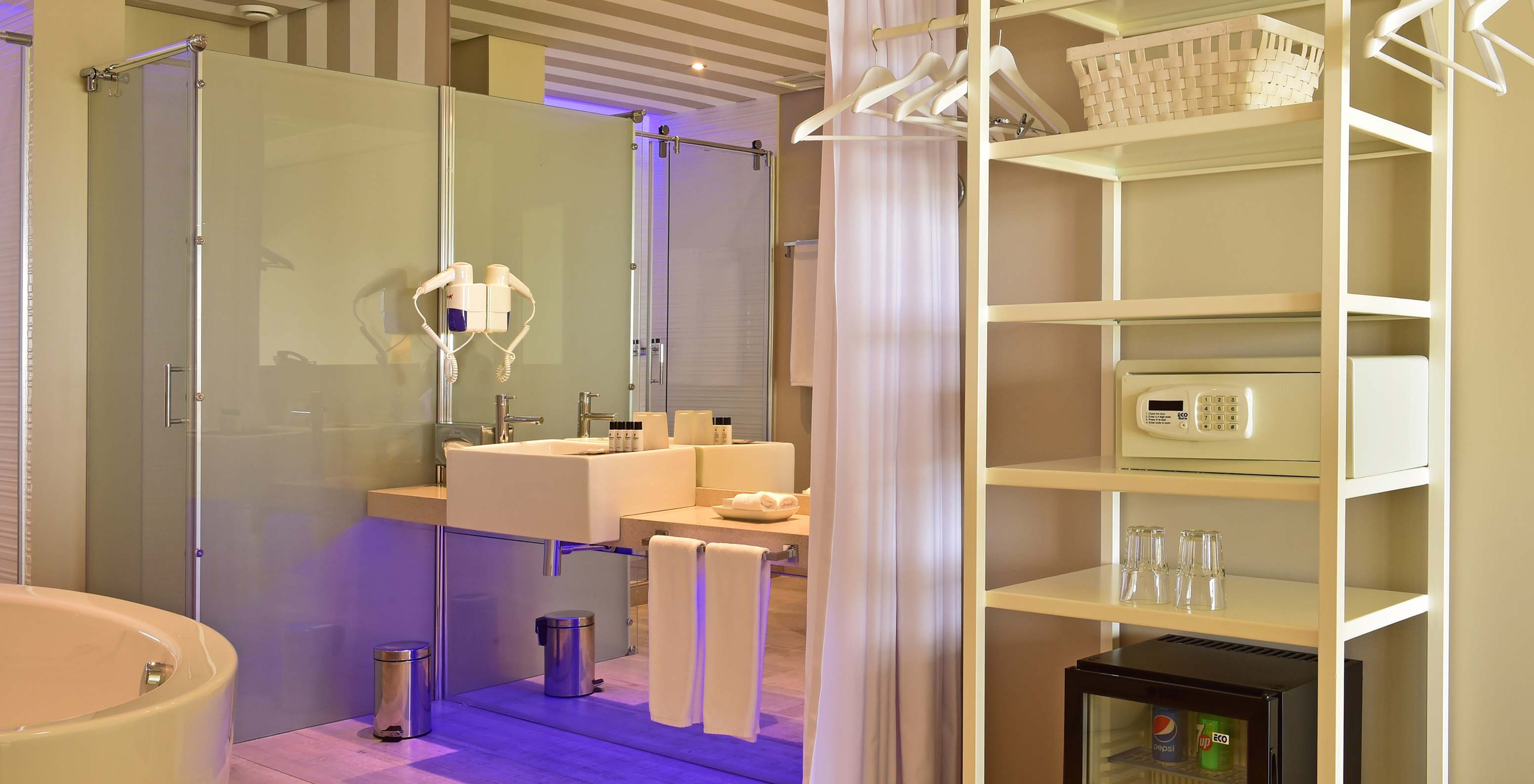 El Suite Doble Vista Mar del Pestana Alvor South Beach tiene baño con bañera para inmersión