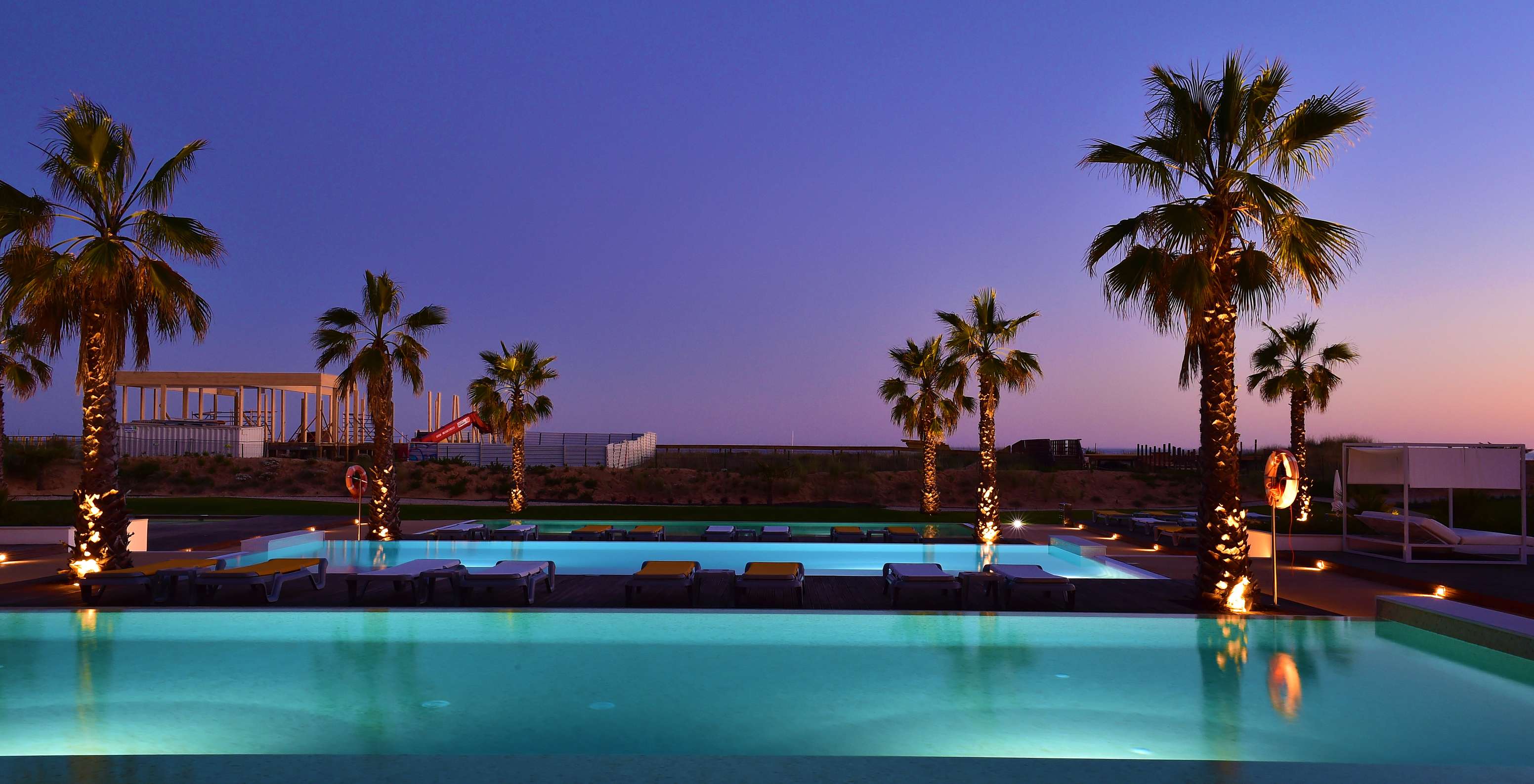Al atardecer puedes disfrutar de un increíble atardecer con vista a la playa con tonos azules y anaranjados en el cielo