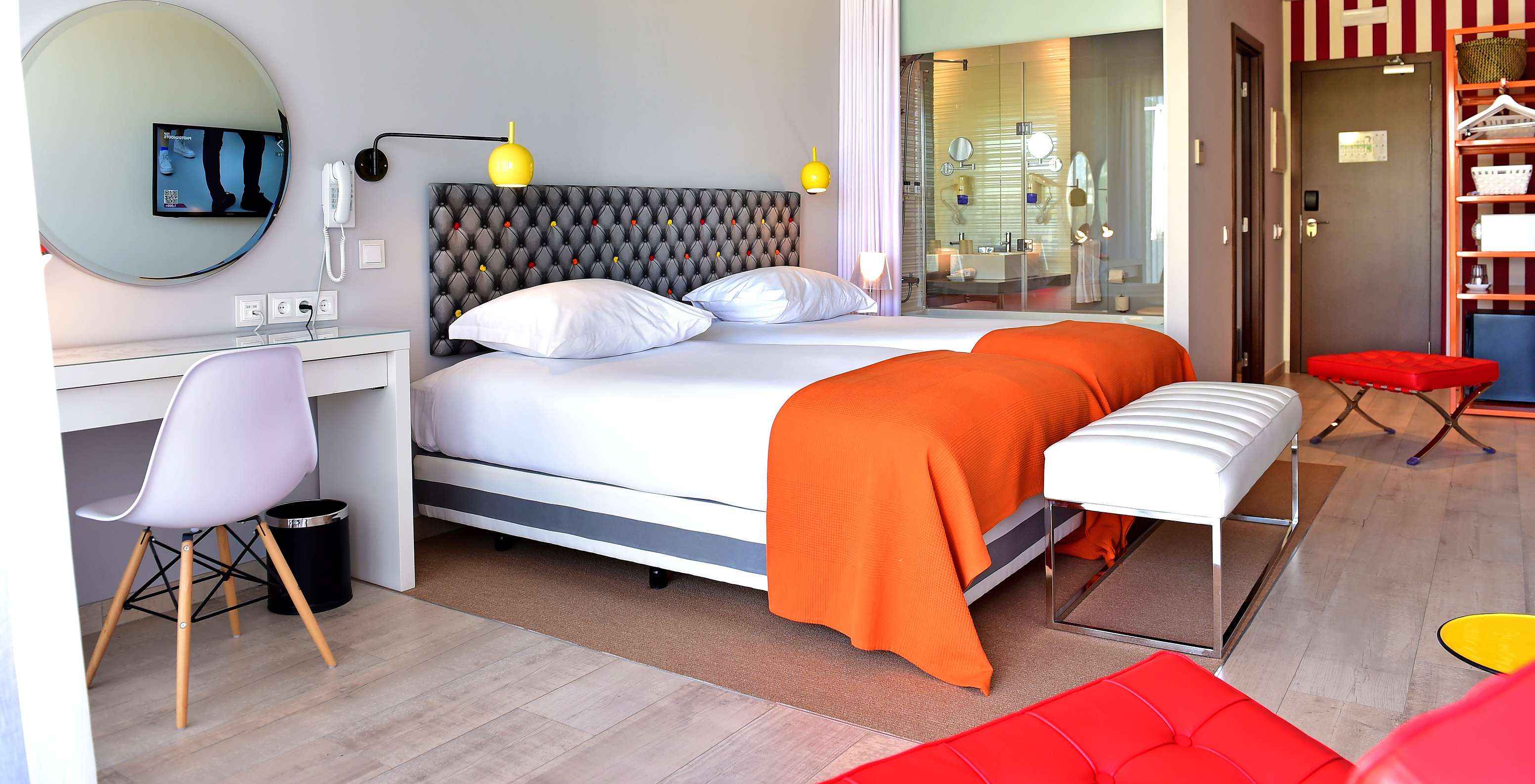 El Superior Deluxe Vista Piscina del Pestana Alvor South Beach tiene dos camas individuales juntas, escritorio y espejo