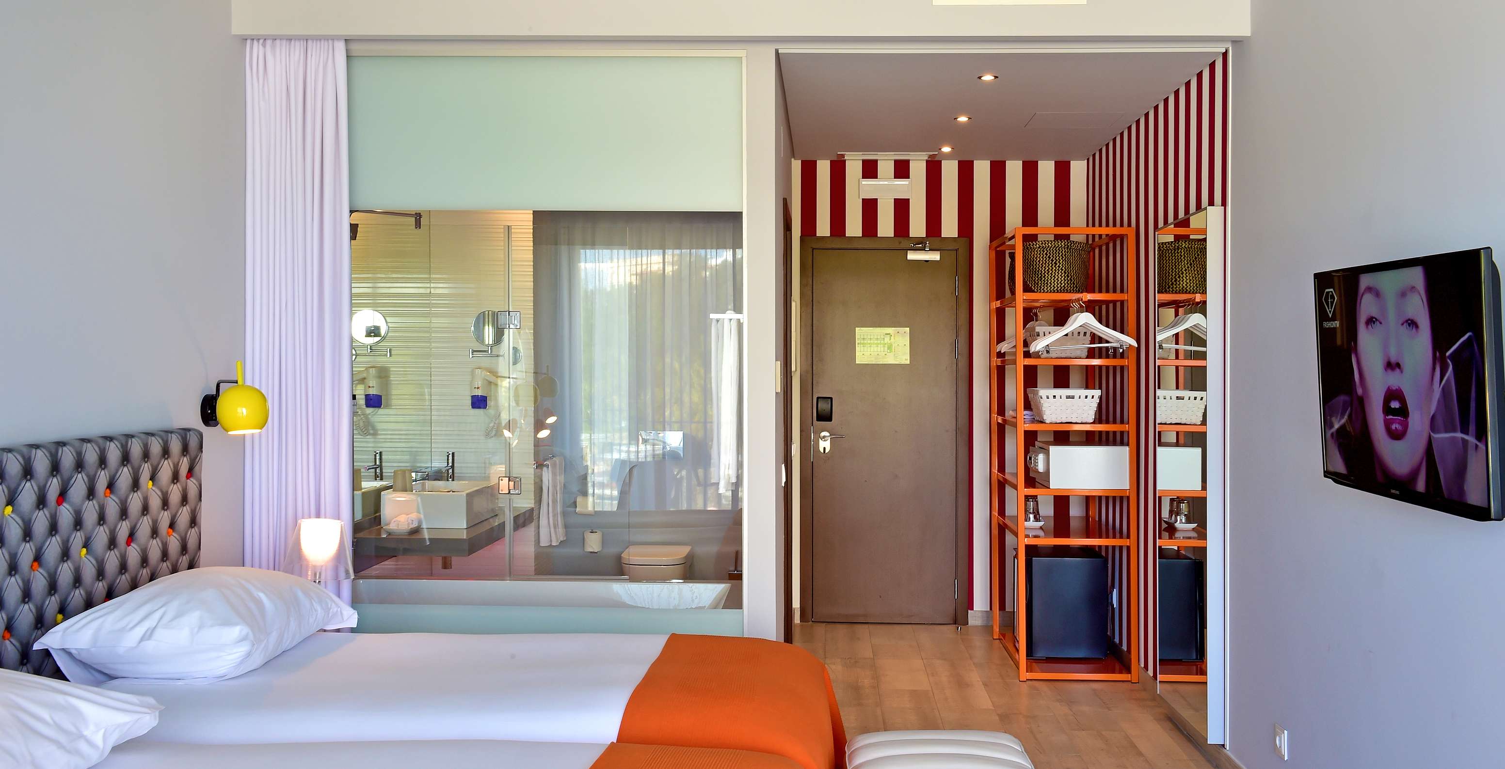 El Superior Deluxe Vista Piscina del Pestana Alvor South Beach tiene dos camas y ventana al baño con bañera